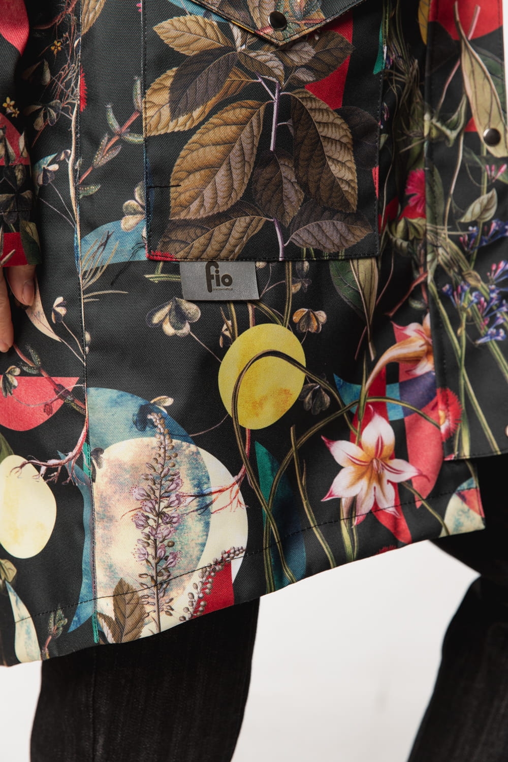 Zielnik Czarny- długa kurtka z kapturem czarna w kwiaty