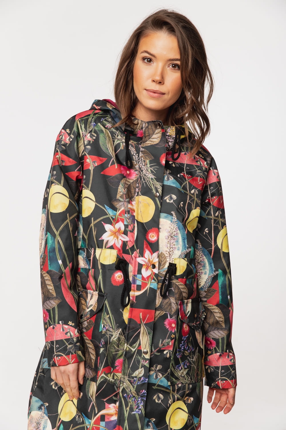 Zielnik Czarny- długa kurtka z kapturem czarna w kwiaty