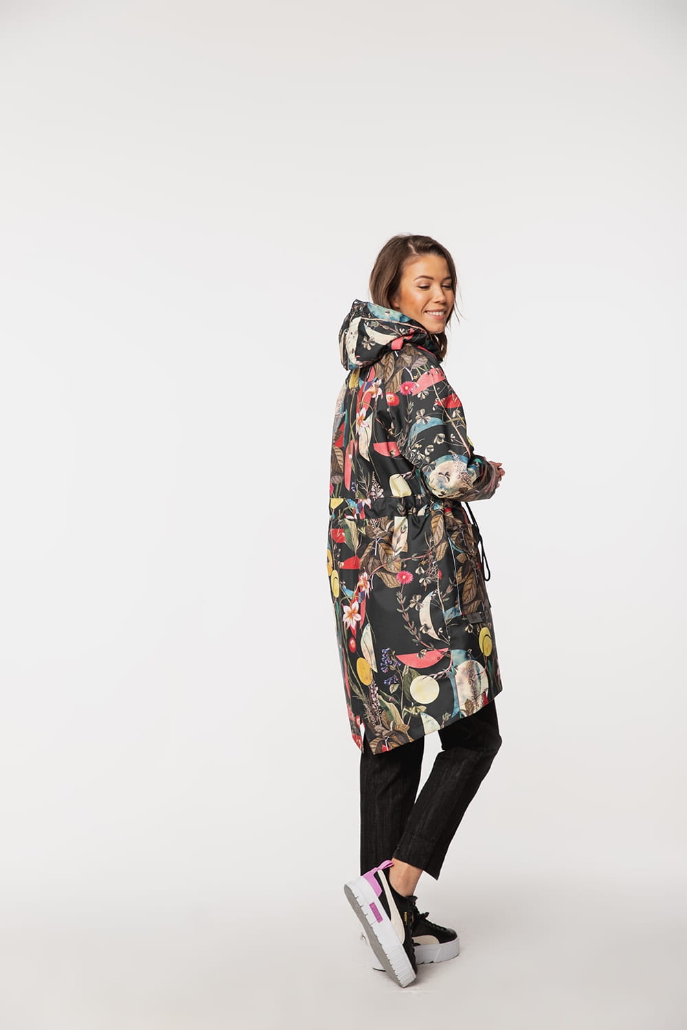 Zielnik Czarny- długa kurtka z kapturem czarna w kwiaty
