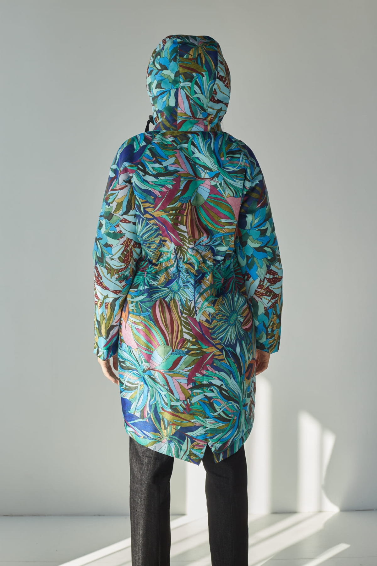 Kurtka damska MAD z kwiatowym wzorem w kolorze zielono niebieskim - Elegancja i Ochrona w Jednym!