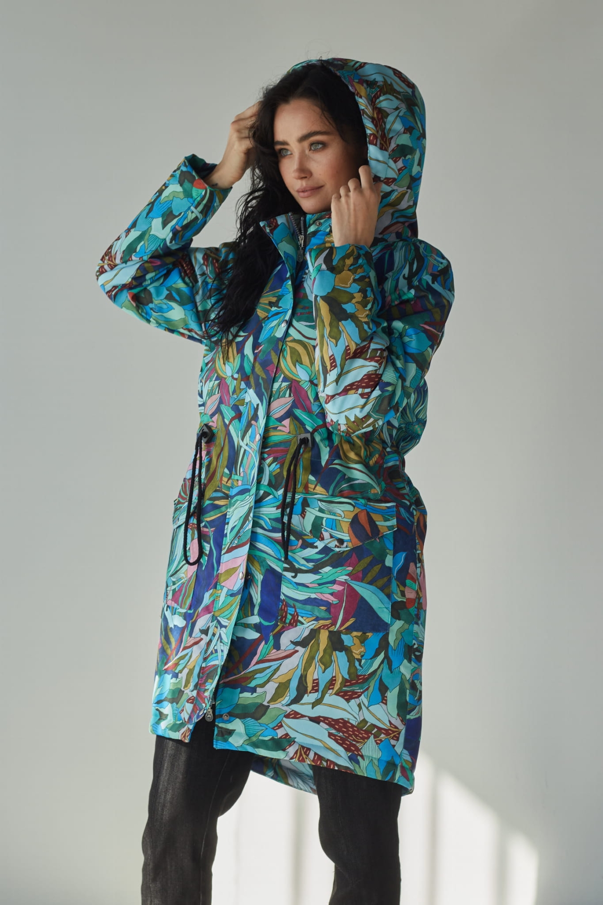 Kurtka damska MAD z kwiatowym wzorem w kolorze zielono niebieskim - Elegancja i Ochrona w Jednym!