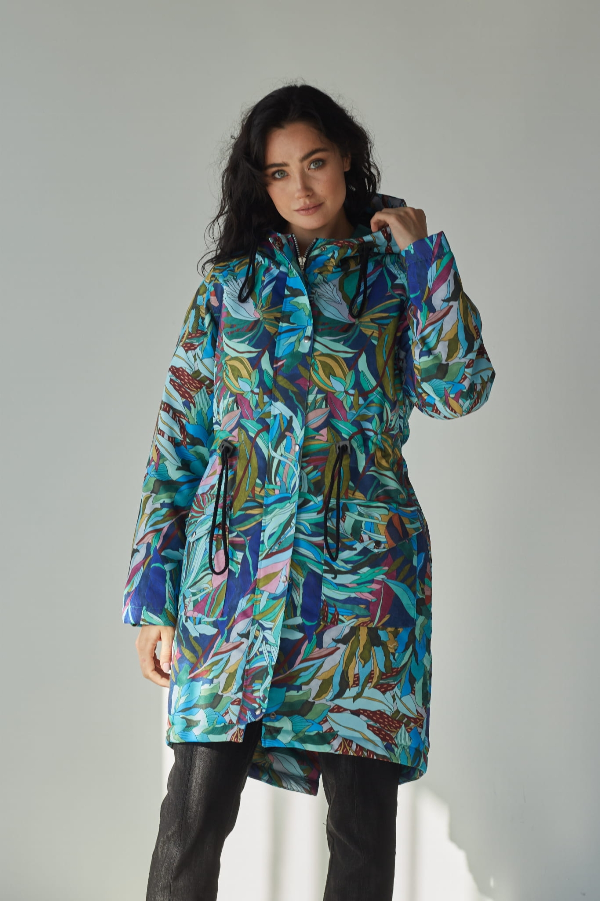 Kurtka damska MAD z kwiatowym wzorem w kolorze zielono niebieskim - Elegancja i Ochrona w Jednym!