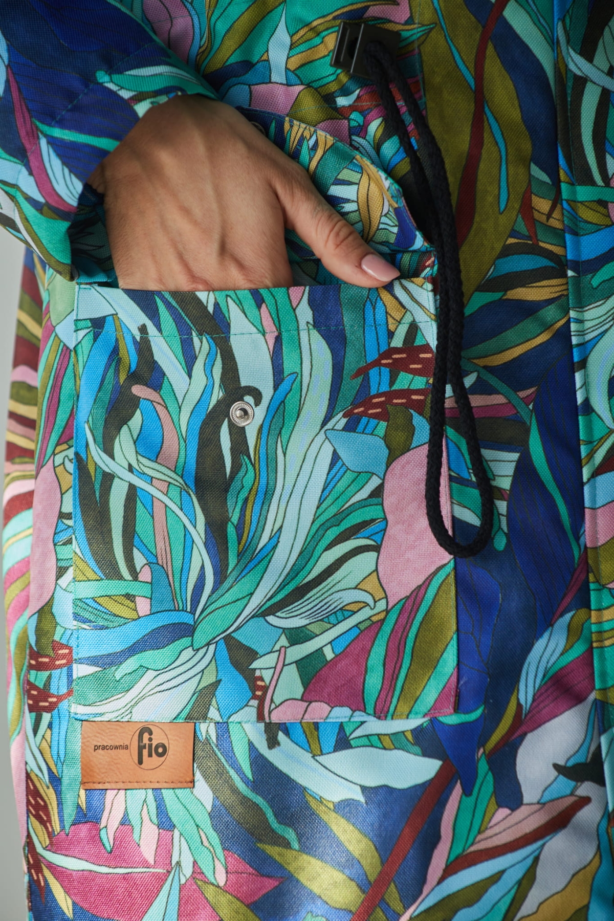 Kurtka damska MAD z kwiatowym wzorem w kolorze zielono niebieskim - Elegancja i Ochrona w Jednym!