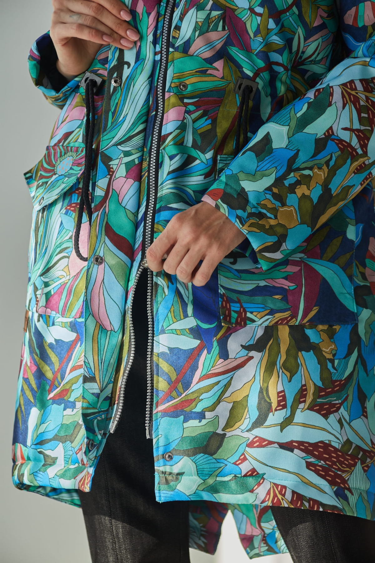 Kurtka damska MAD z kwiatowym wzorem w kolorze zielono niebieskim - Elegancja i Ochrona w Jednym!