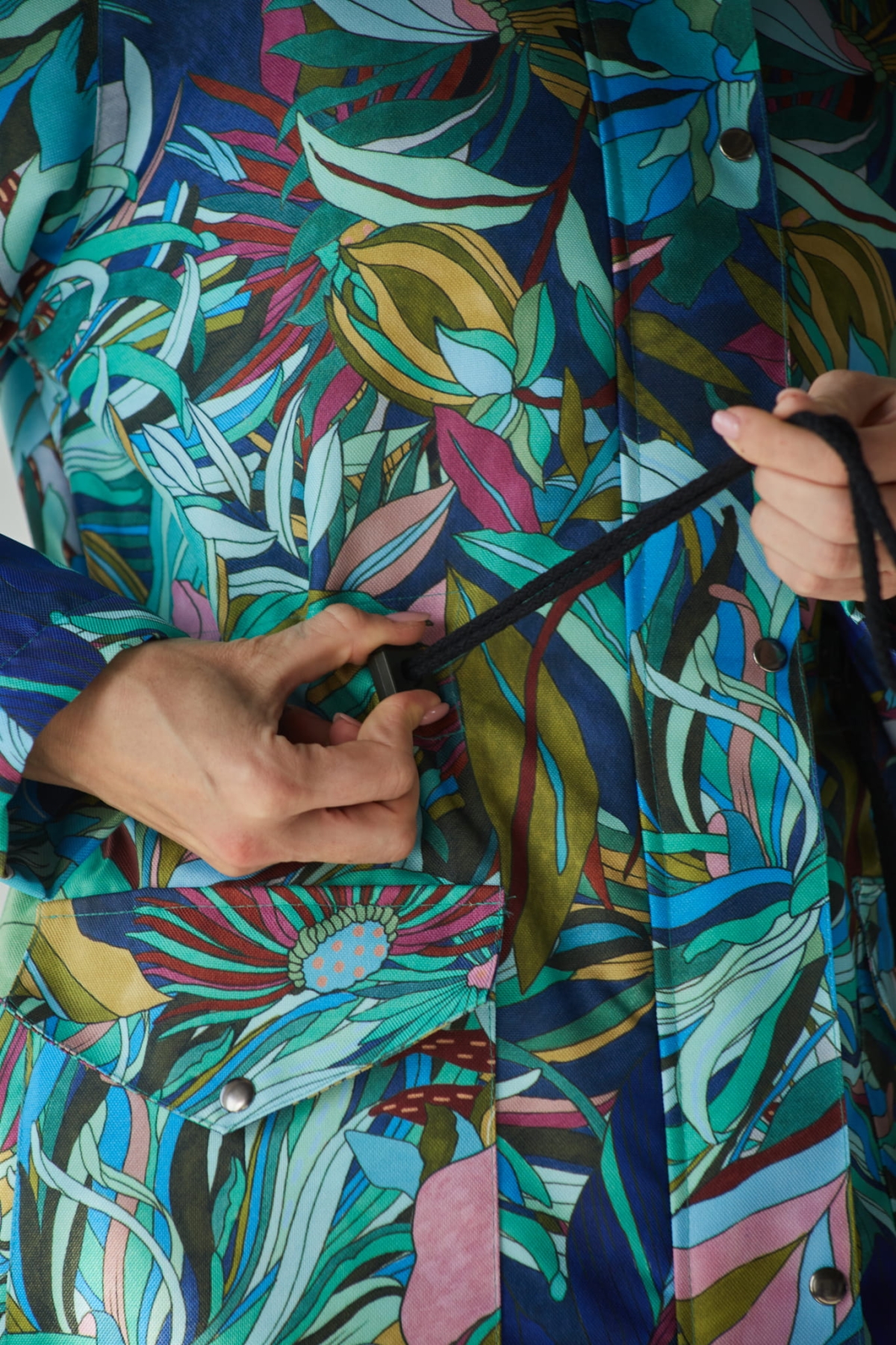 Kurtka damska MAD z kwiatowym wzorem w kolorze zielono niebieskim - Elegancja i Ochrona w Jednym!