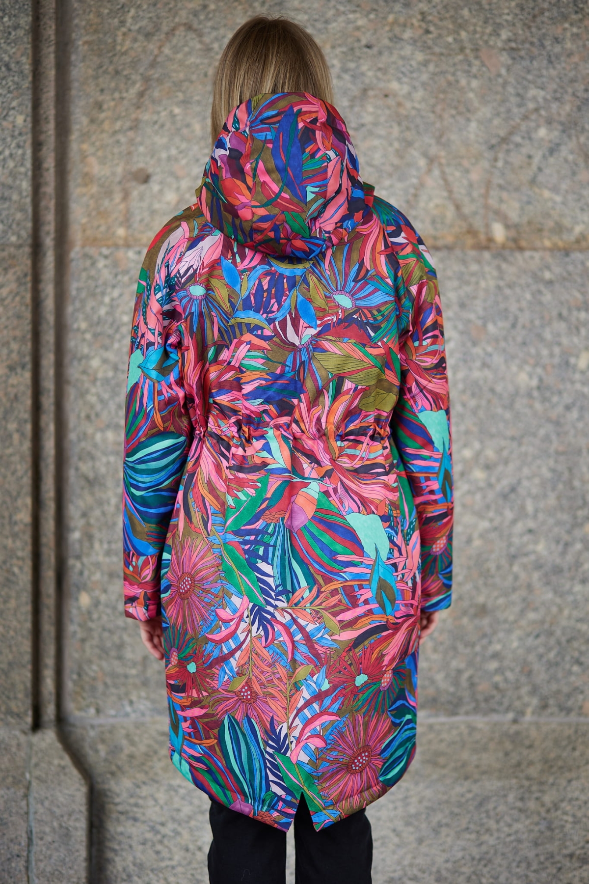 Kurtka damska MAD z kwiatowym wzorem w intensywnym czerwonym kolorze – Dwusuwakowy zamek, Duży kaptur, Duże kieszenie