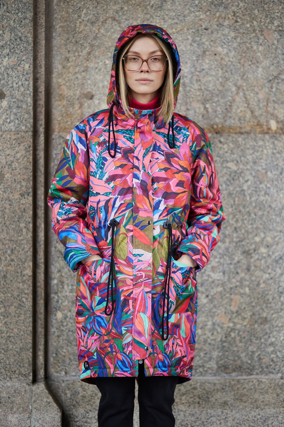 Kurtka damska MAD z kwiatowym wzorem w intensywnym czerwonym kolorze – Dwusuwakowy zamek, Duży kaptur, Duże kieszenie