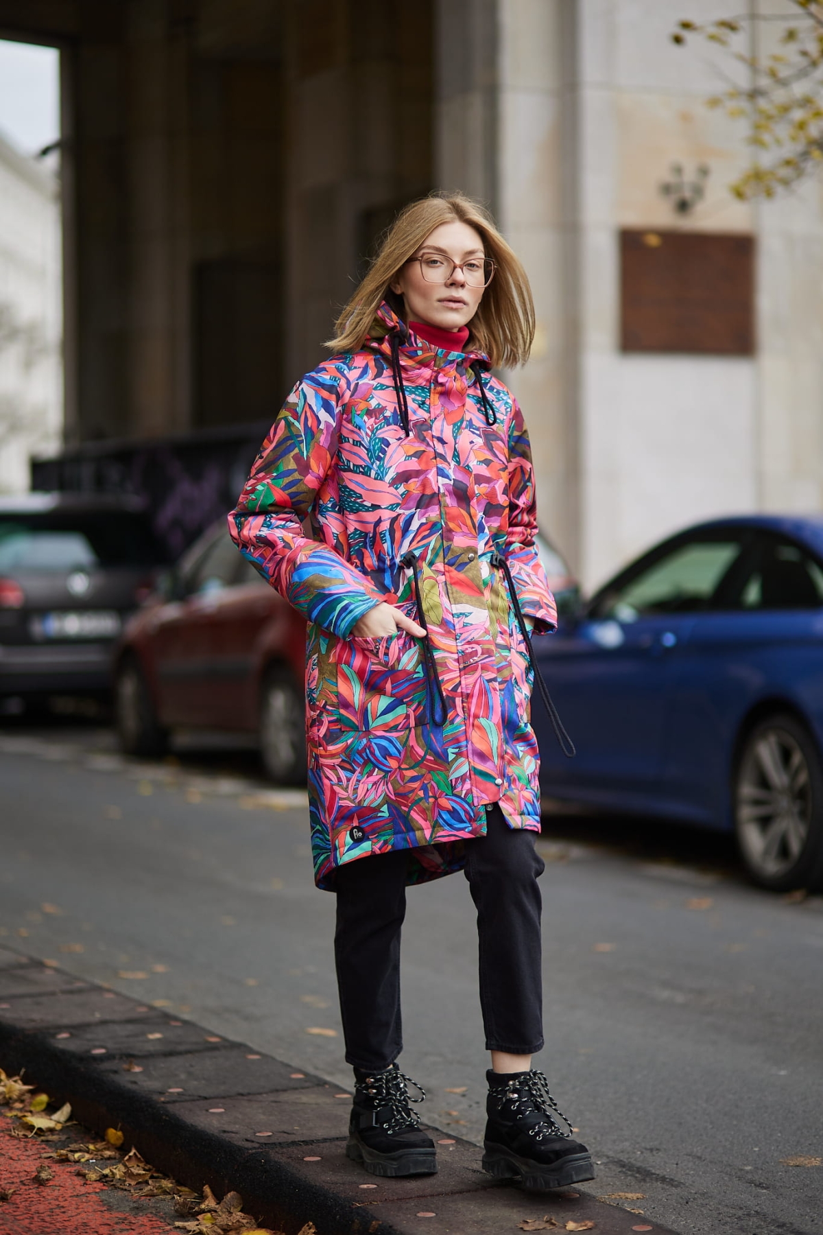 Kurtka damska MAD z kwiatowym wzorem w intensywnym czerwonym kolorze – Dwusuwakowy zamek, Duży kaptur, Duże kieszenie