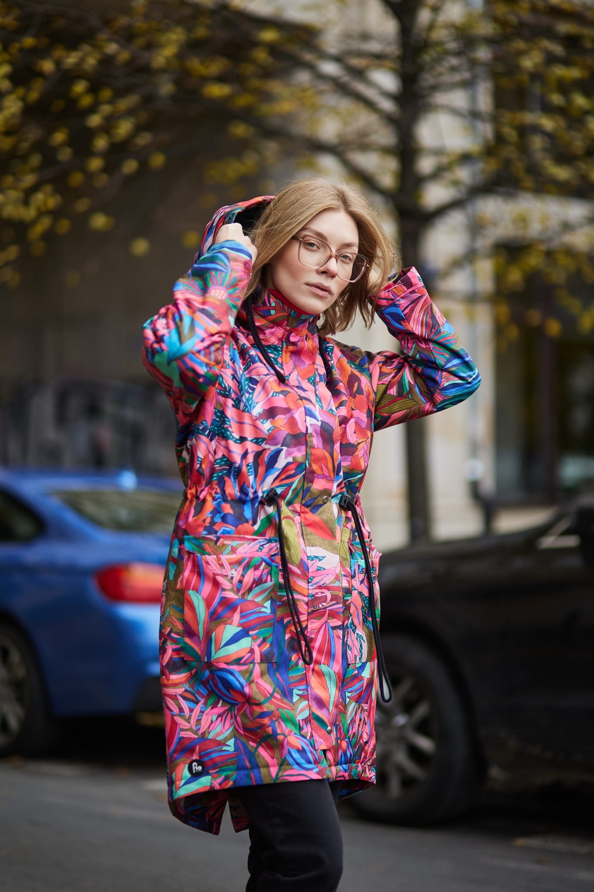 Kurtka damska MAD z kwiatowym wzorem w intensywnym czerwonym kolorze – Dwusuwakowy zamek, Duży kaptur, Duże kieszenie