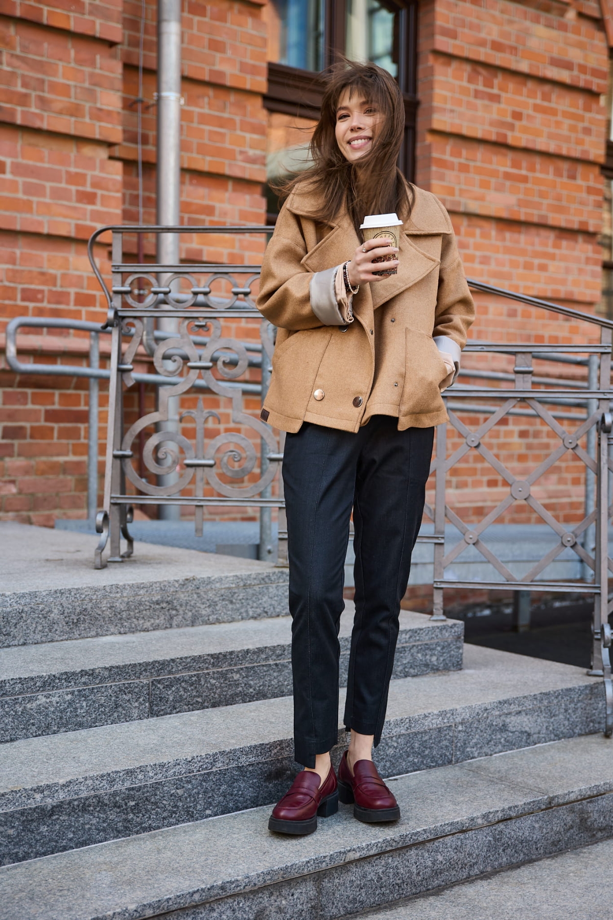 Kurtka "Vanita" Camel- Limitowana Edycja z Ozdobnymi Zatrzaskami