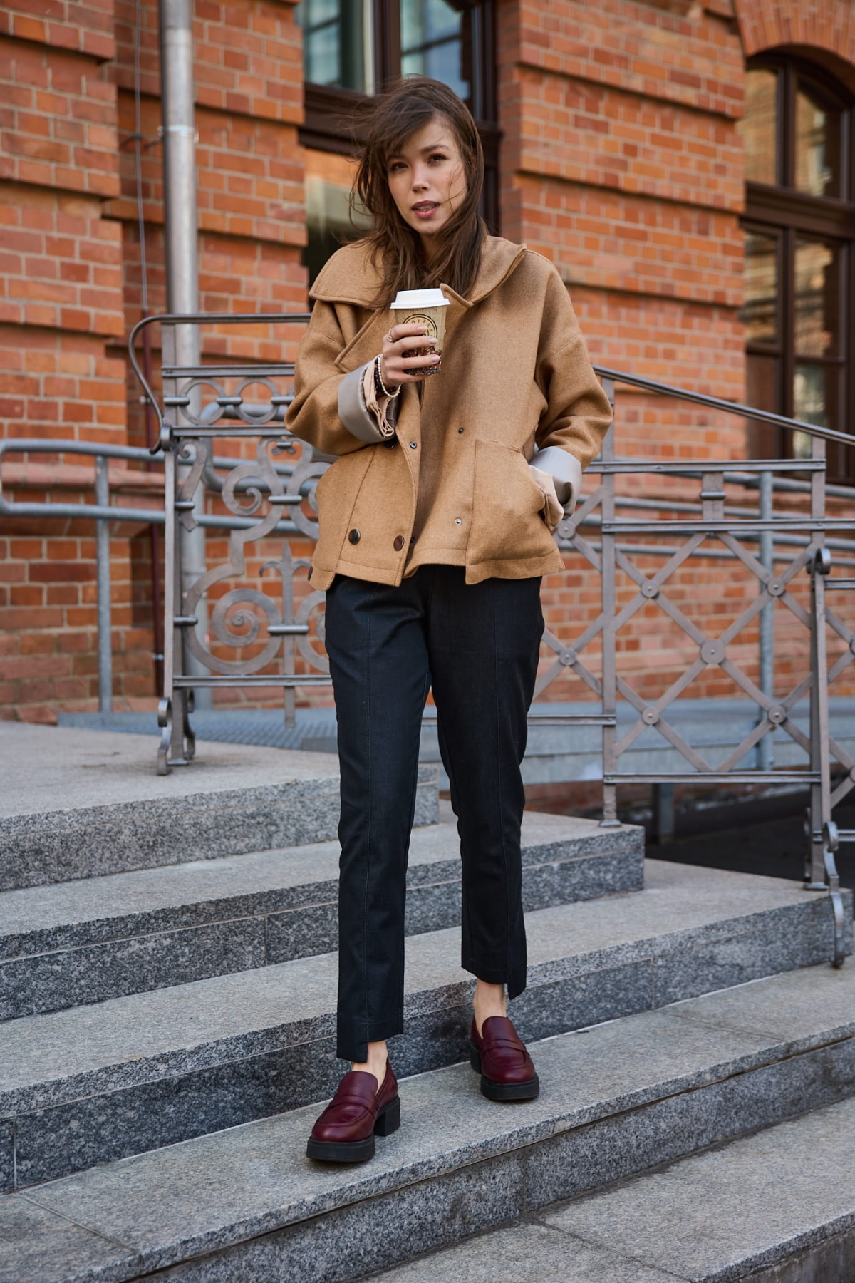 Kurtka "Vanita" Camel- Limitowana Edycja z Ozdobnymi Zatrzaskami