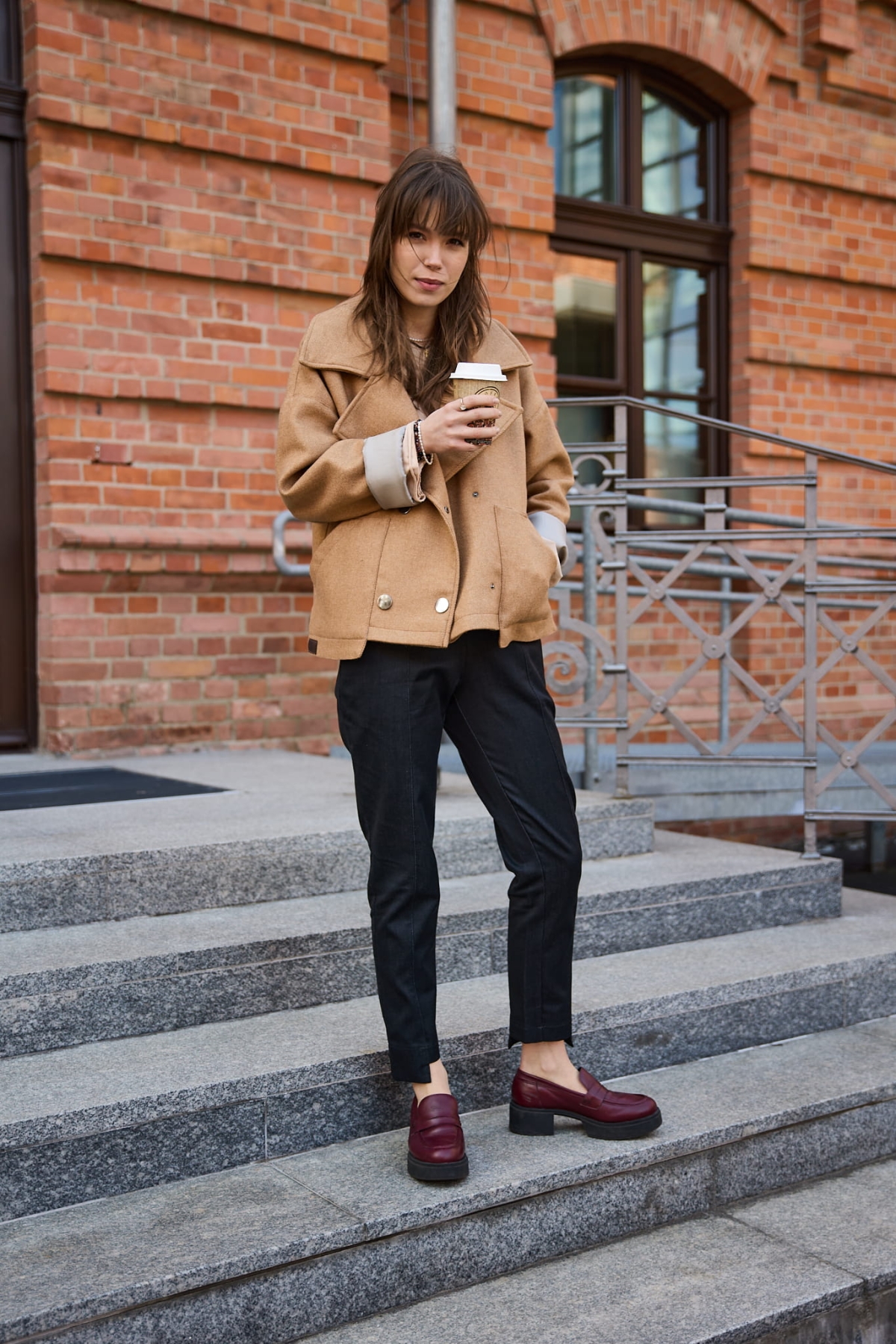 Kurtka "Vanita" Camel- Limitowana Edycja z Ozdobnymi Zatrzaskami