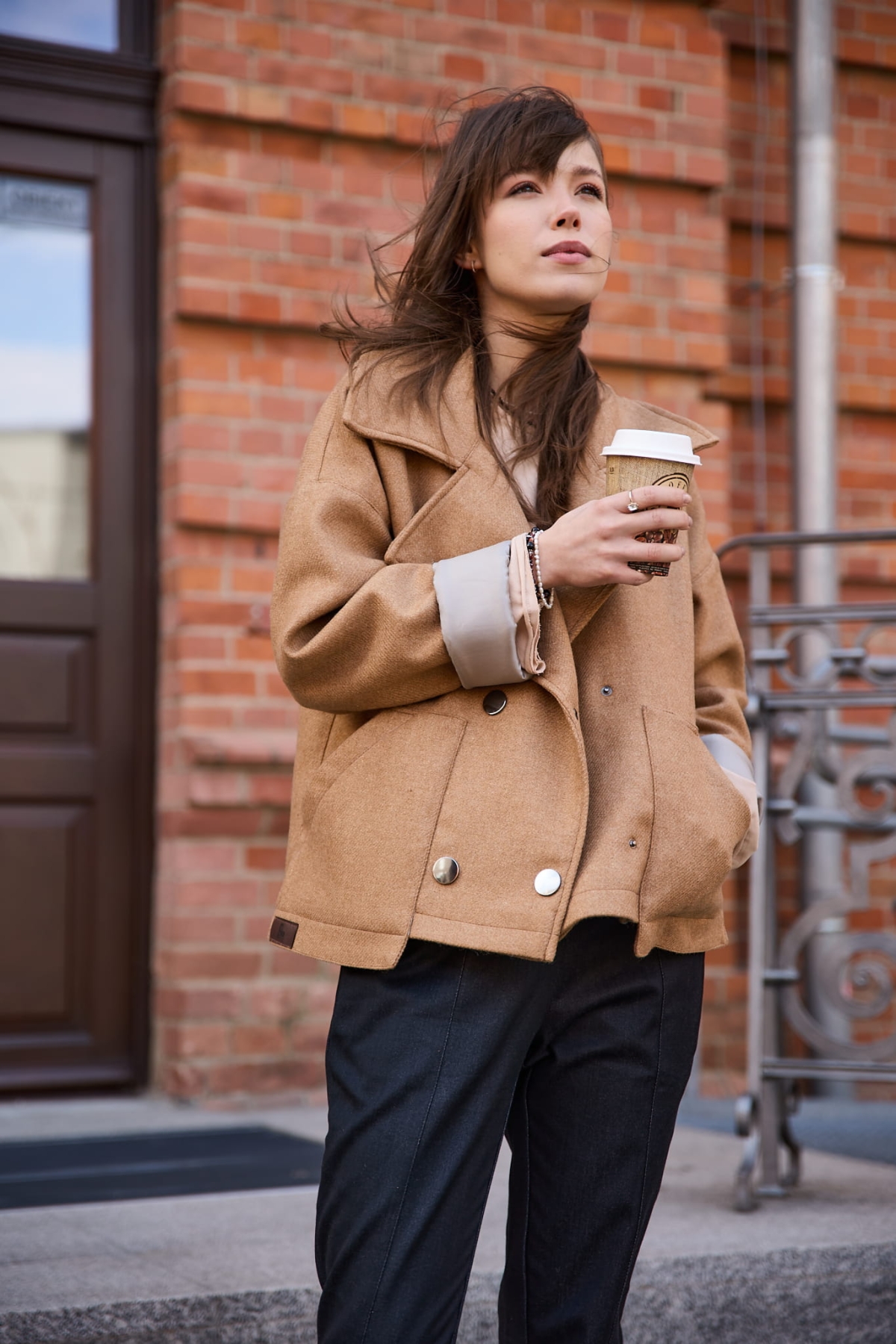 Kurtka "Vanita" Camel- Limitowana Edycja z Ozdobnymi Zatrzaskami