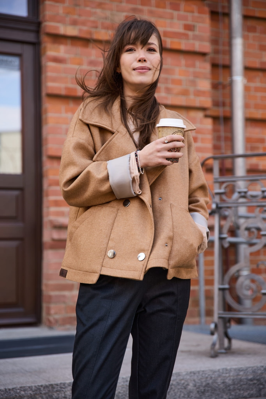 Kurtka "Vanita" Camel- Limitowana Edycja z Ozdobnymi Zatrzaskami