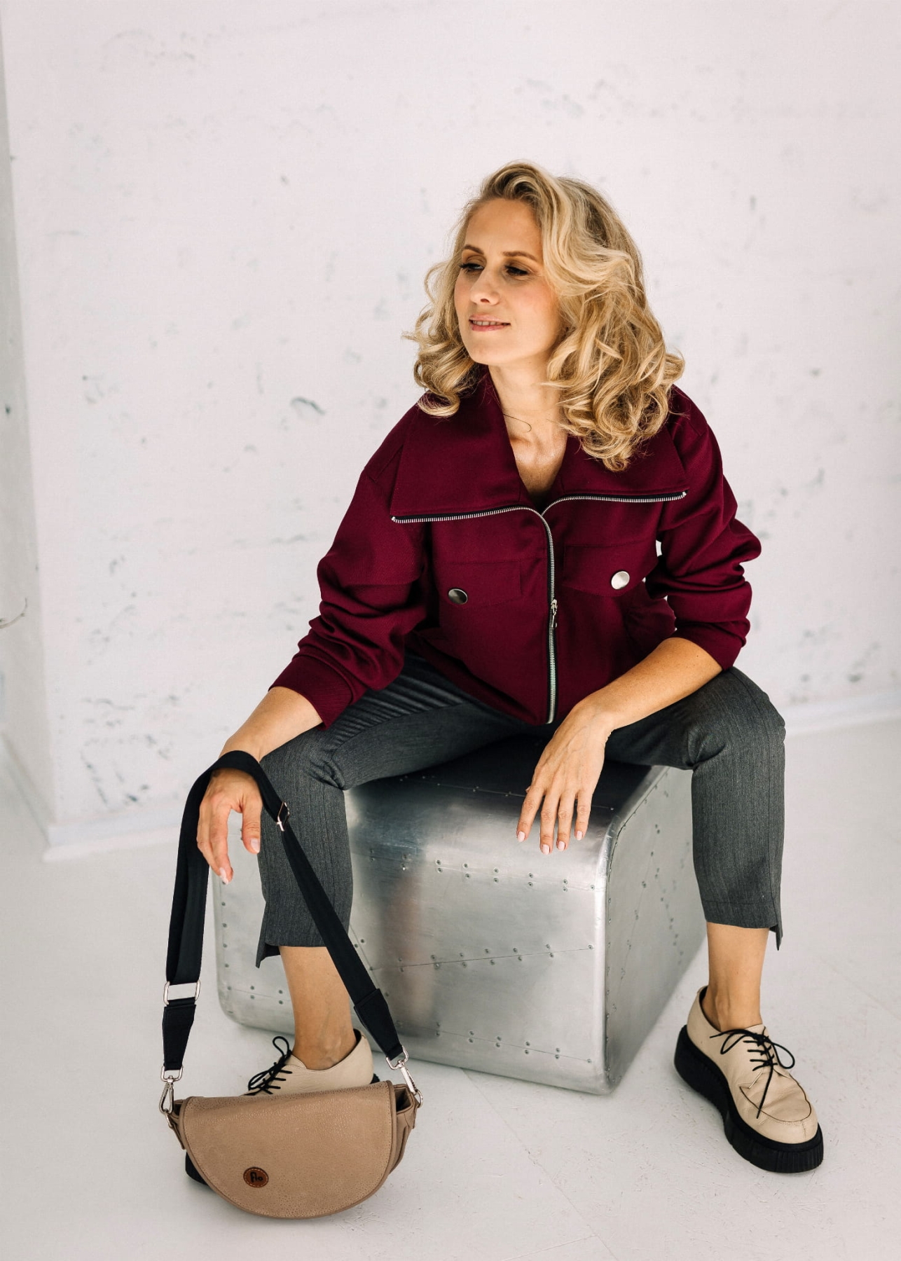 Kurtka Aura z ozdobnymi patkami i srebrnymi guzikami – Pracownia Fio