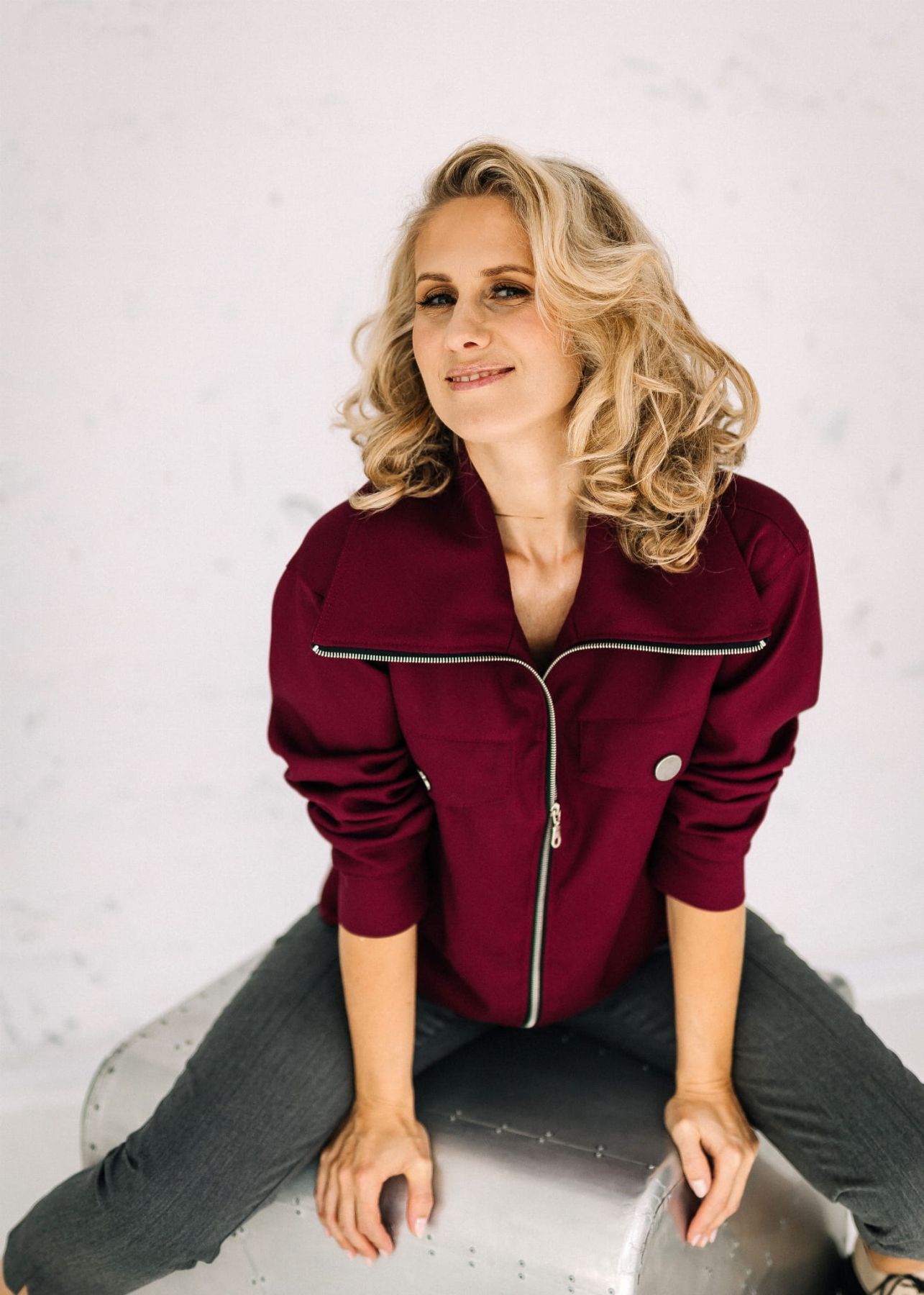 Kurtka Aura z ozdobnymi patkami i srebrnymi guzikami – Pracownia Fio