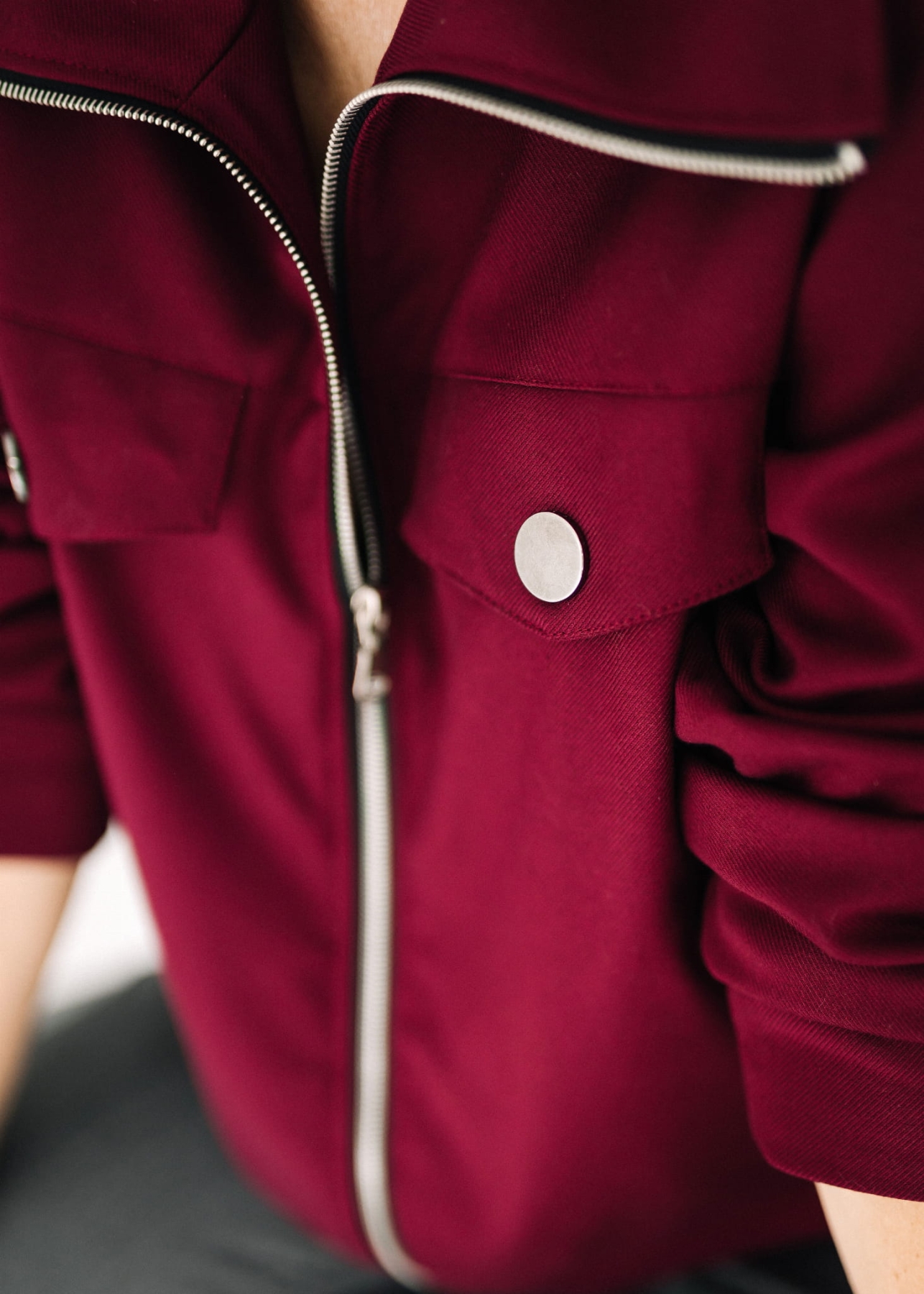 Kurtka Aura z ozdobnymi patkami i srebrnymi guzikami – Pracownia Fio