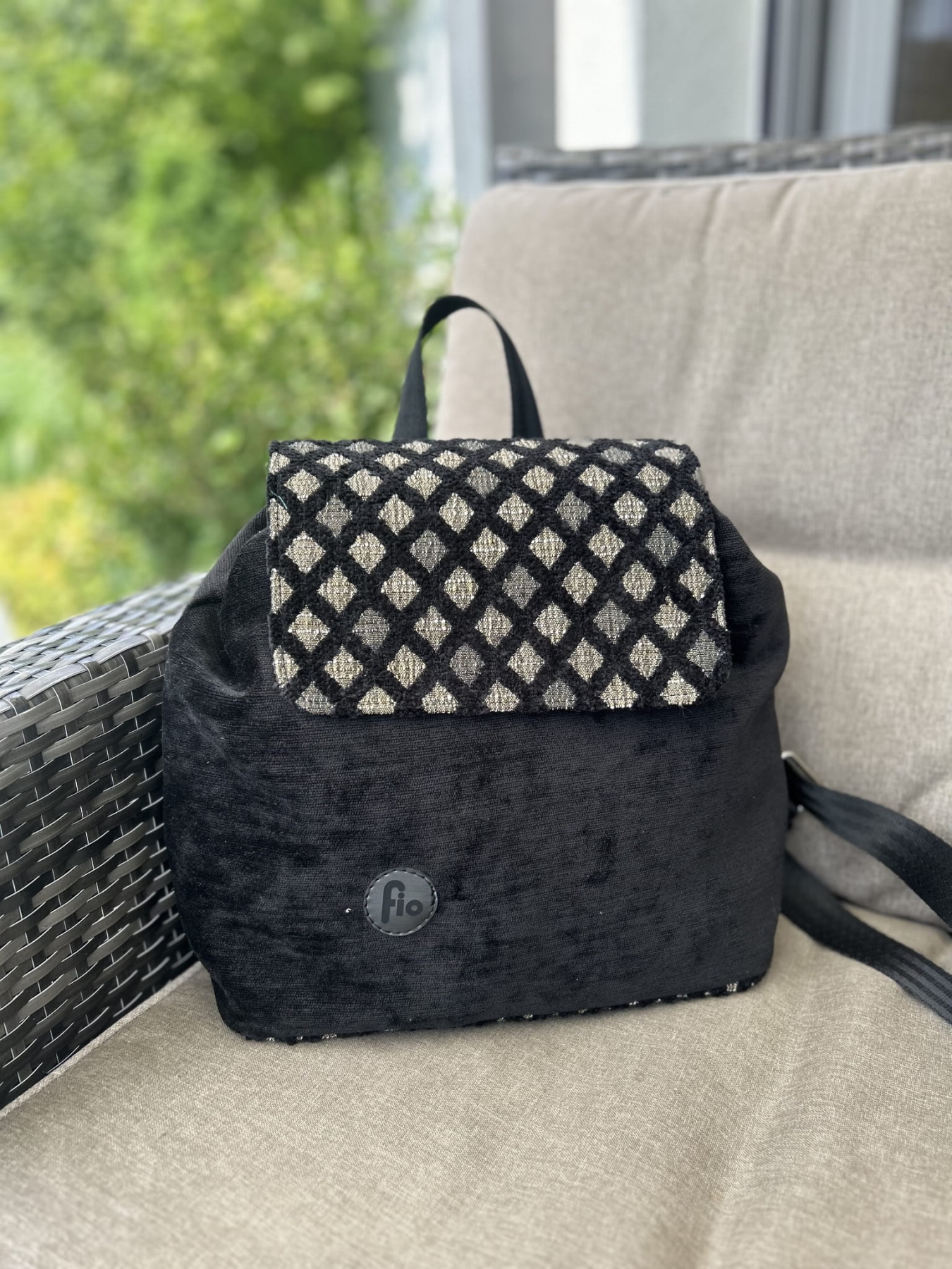 Czarny Plecak Miejski z Chenille Pracownia FIO