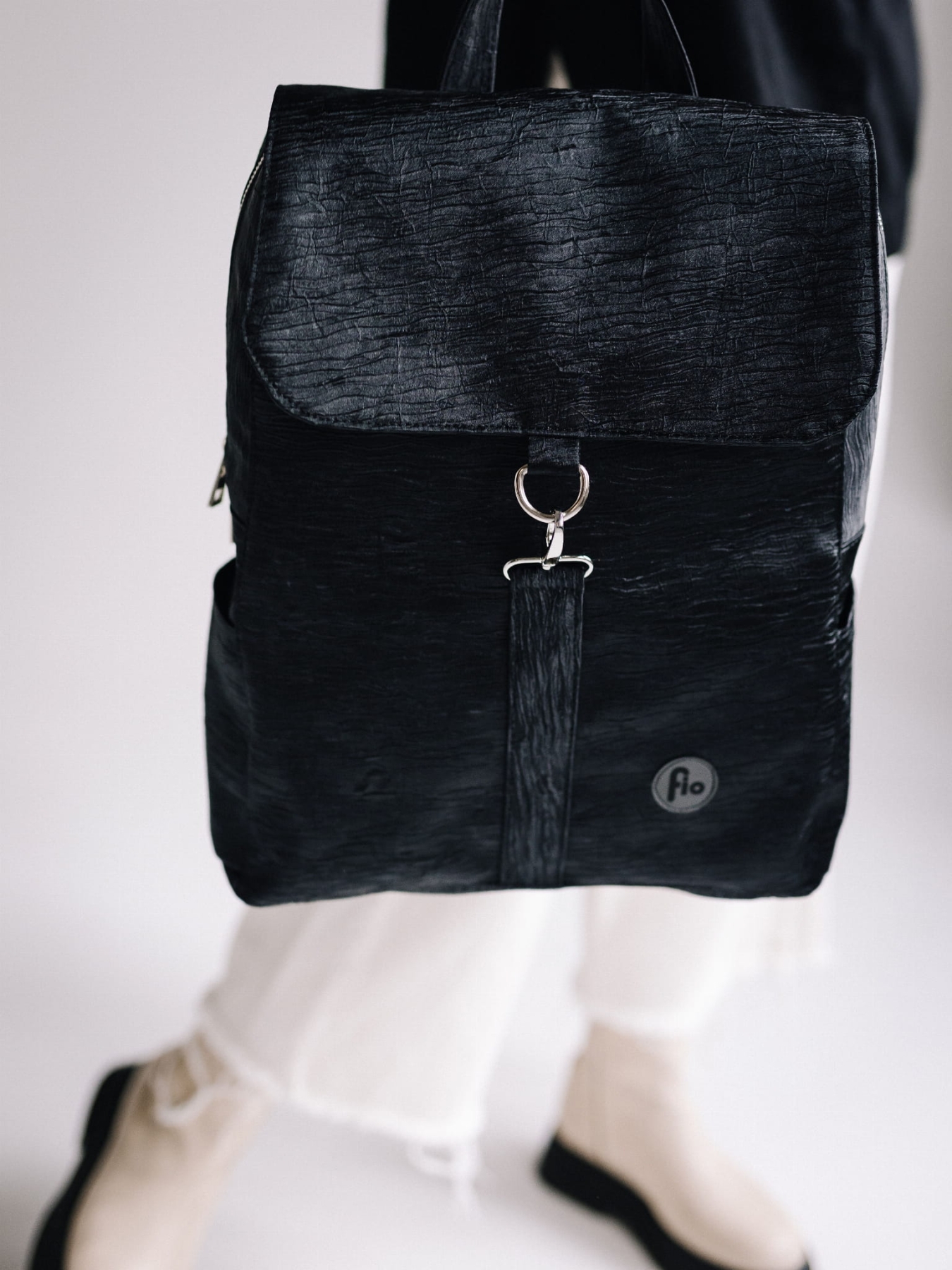 Plecak Fio z Klapką- Czarny Atłas