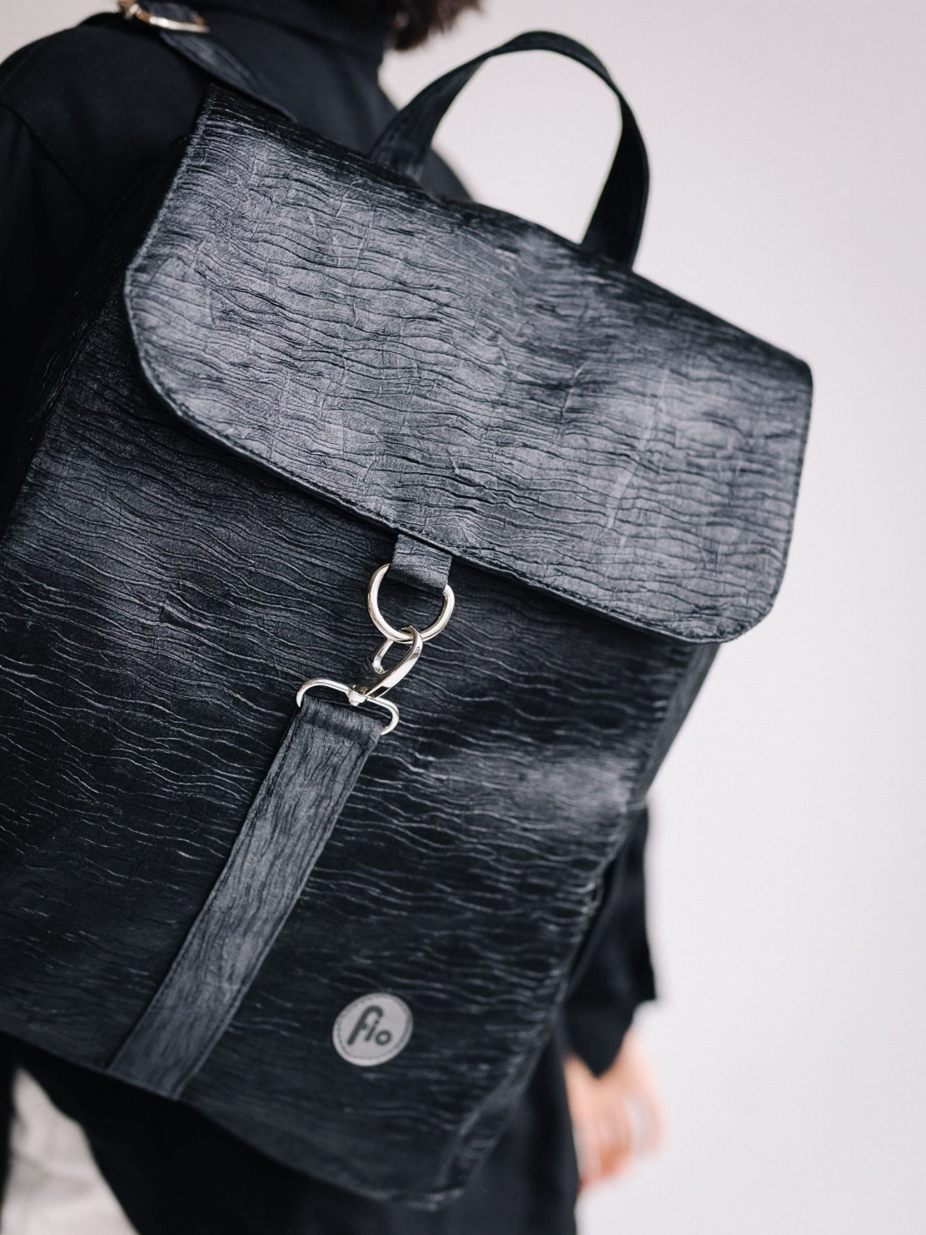 Plecak Fio z Klapką- Czarny Atłas