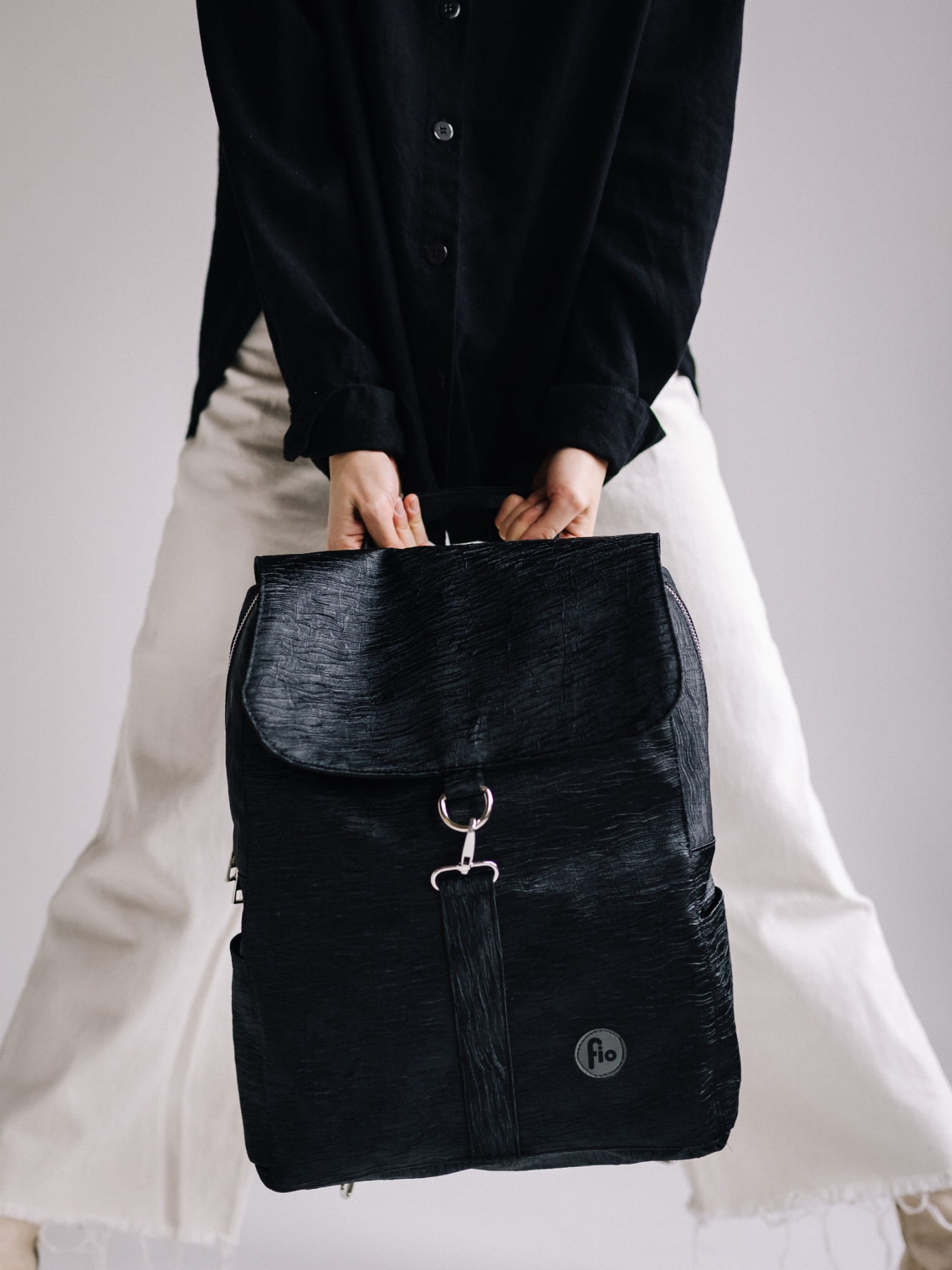 Plecak Fio z Klapką- Czarny Atłas