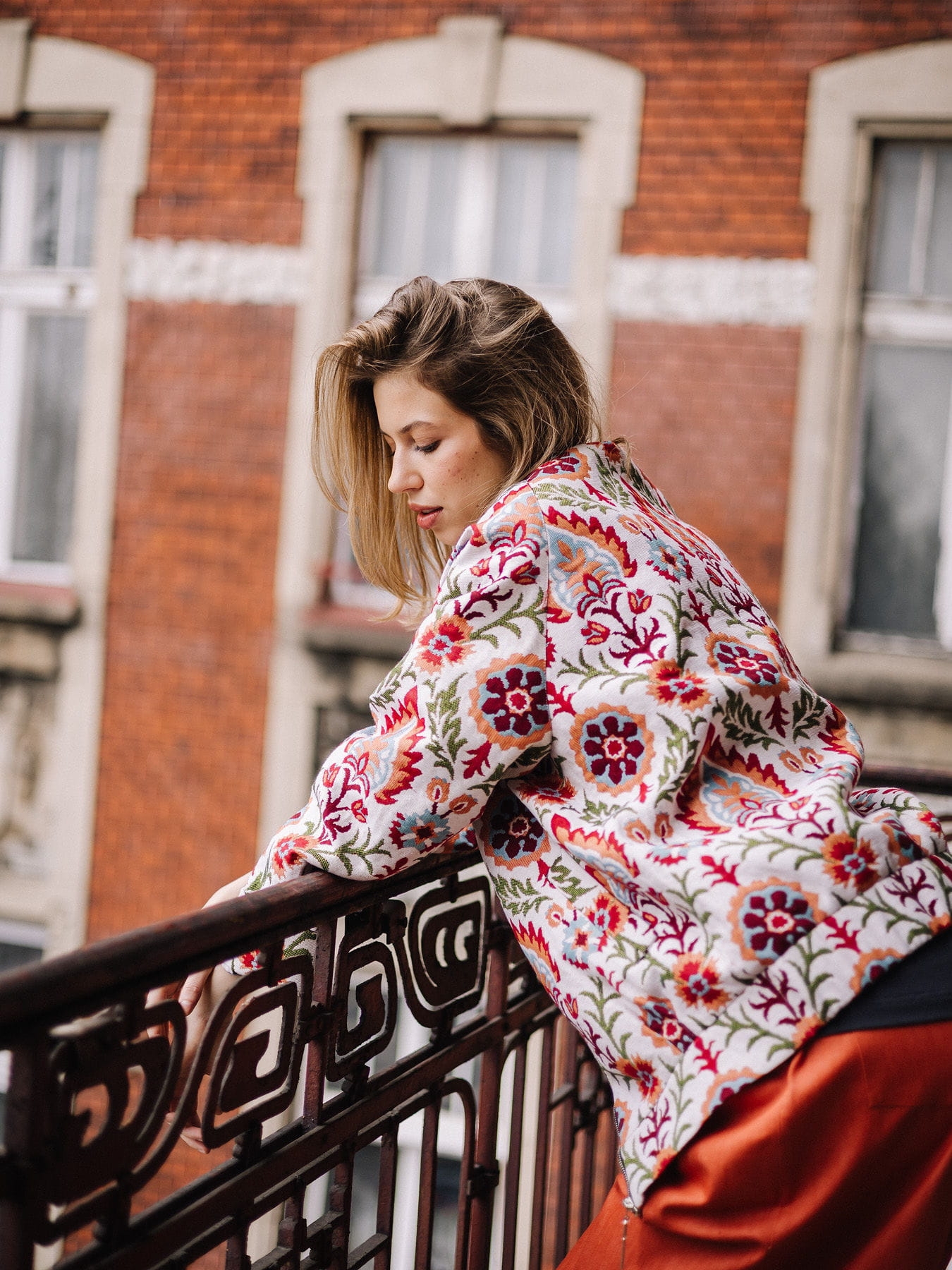 Fiorella Bomber – artystyczna kurtka boho z sygnowanym zamkiem Fio | Pracownia Fio