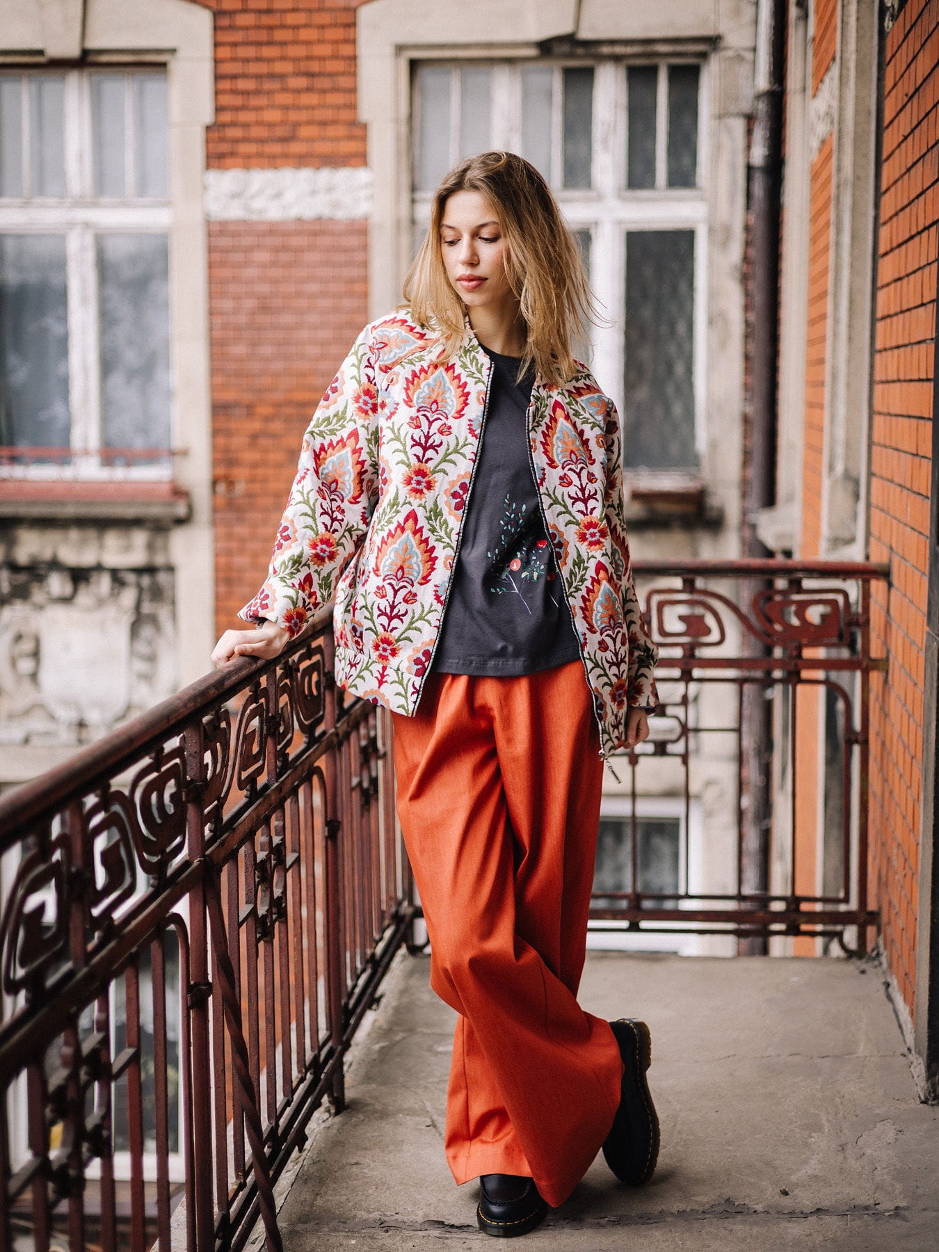 Fiorella Bomber – artystyczna kurtka boho z sygnowanym zamkiem Fio | Pracownia Fio