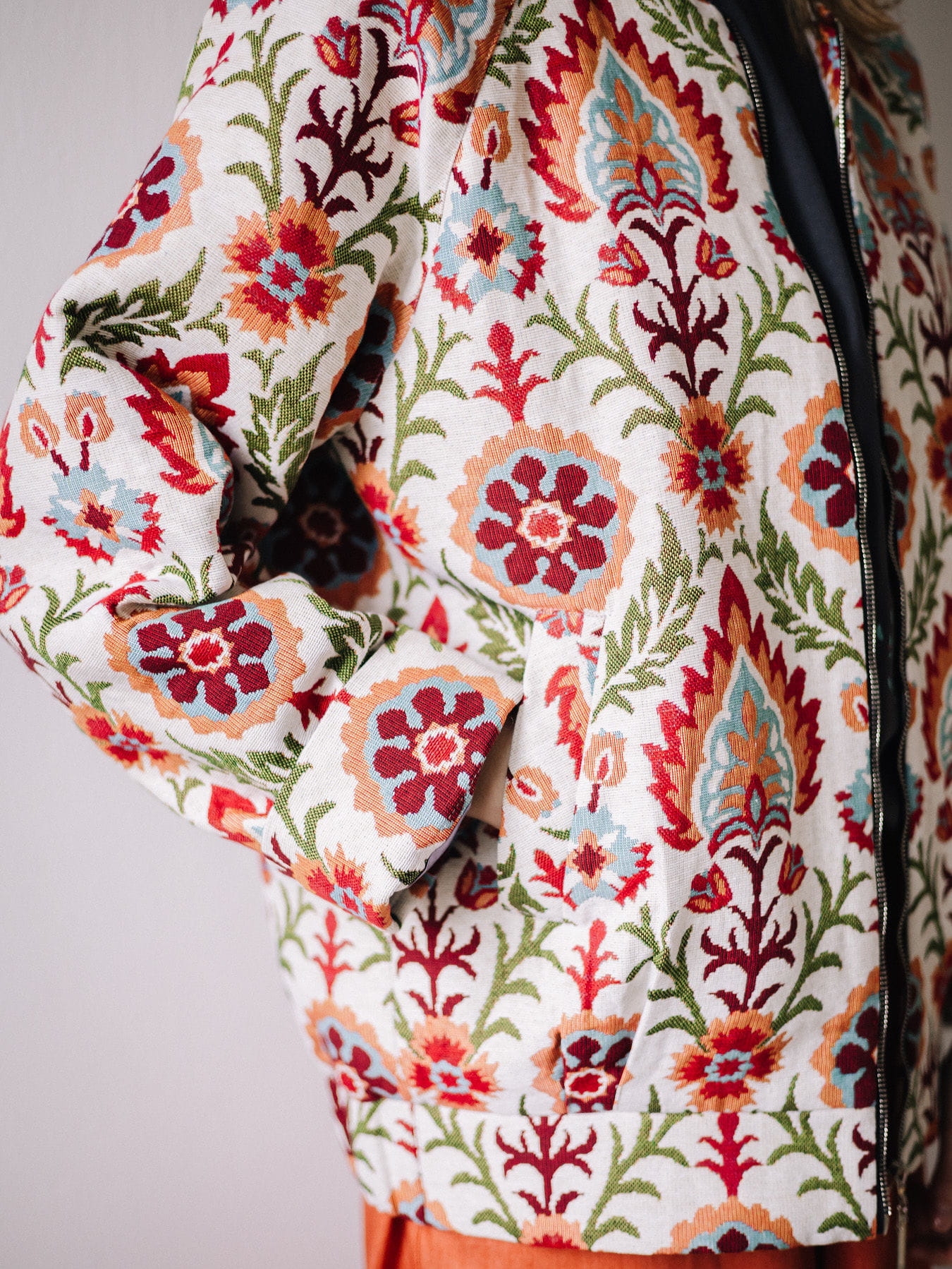 Fiorella Bomber – artystyczna kurtka boho z sygnowanym zamkiem Fio | Pracownia Fio