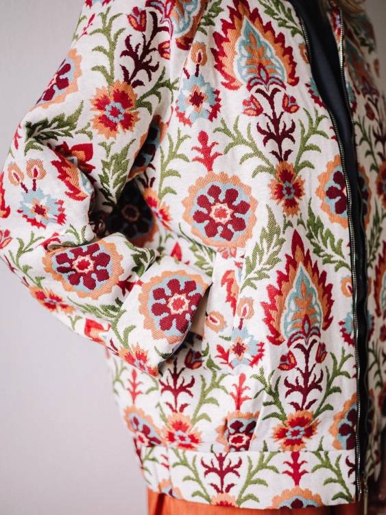 Fiorella Bomber – artystyczna kurtka boho z sygnowanym zamkiem Fio | Pracownia Fio
