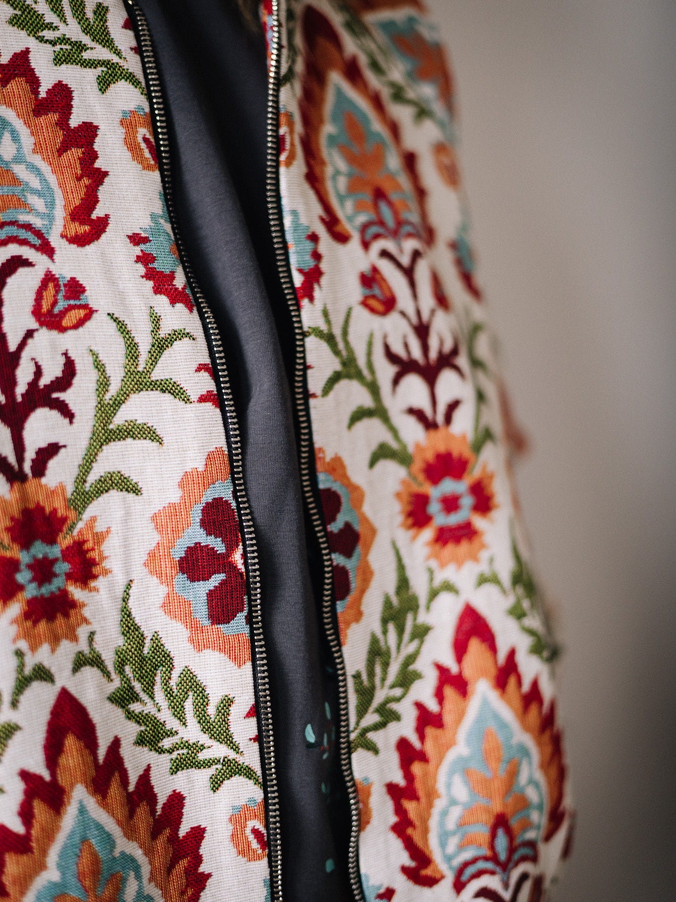 Fiorella Bomber – artystyczna kurtka boho z sygnowanym zamkiem Fio | Pracownia Fio