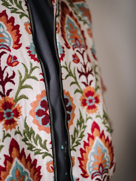 Fiorella Bomber – artystyczna kurtka boho z sygnowanym zamkiem Fio | Pracownia Fio