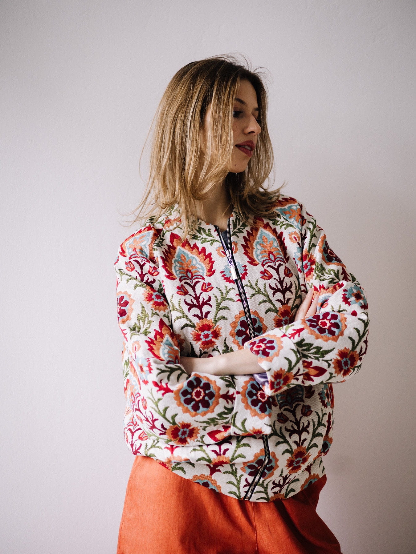 Fiorella Bomber – artystyczna kurtka boho z sygnowanym zamkiem Fio | Pracownia Fio