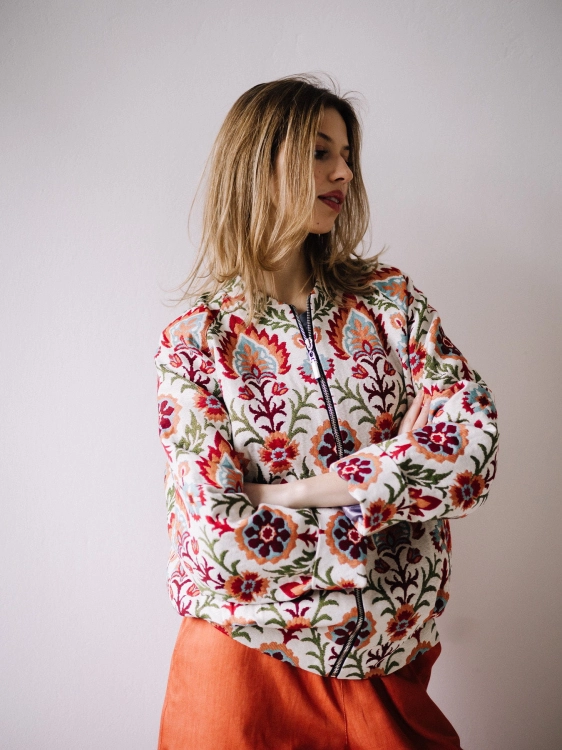 Fiorella Bomber – artystyczna kurtka boho z sygnowanym zamkiem Fio | Pracownia Fio