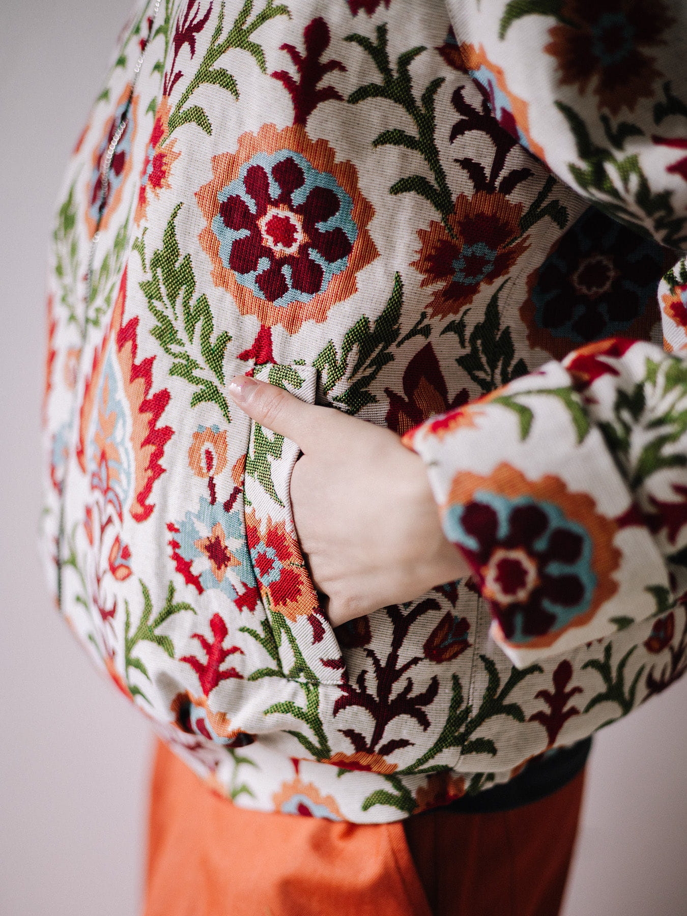 Fiorella Bomber – artystyczna kurtka boho z sygnowanym zamkiem Fio | Pracownia Fio