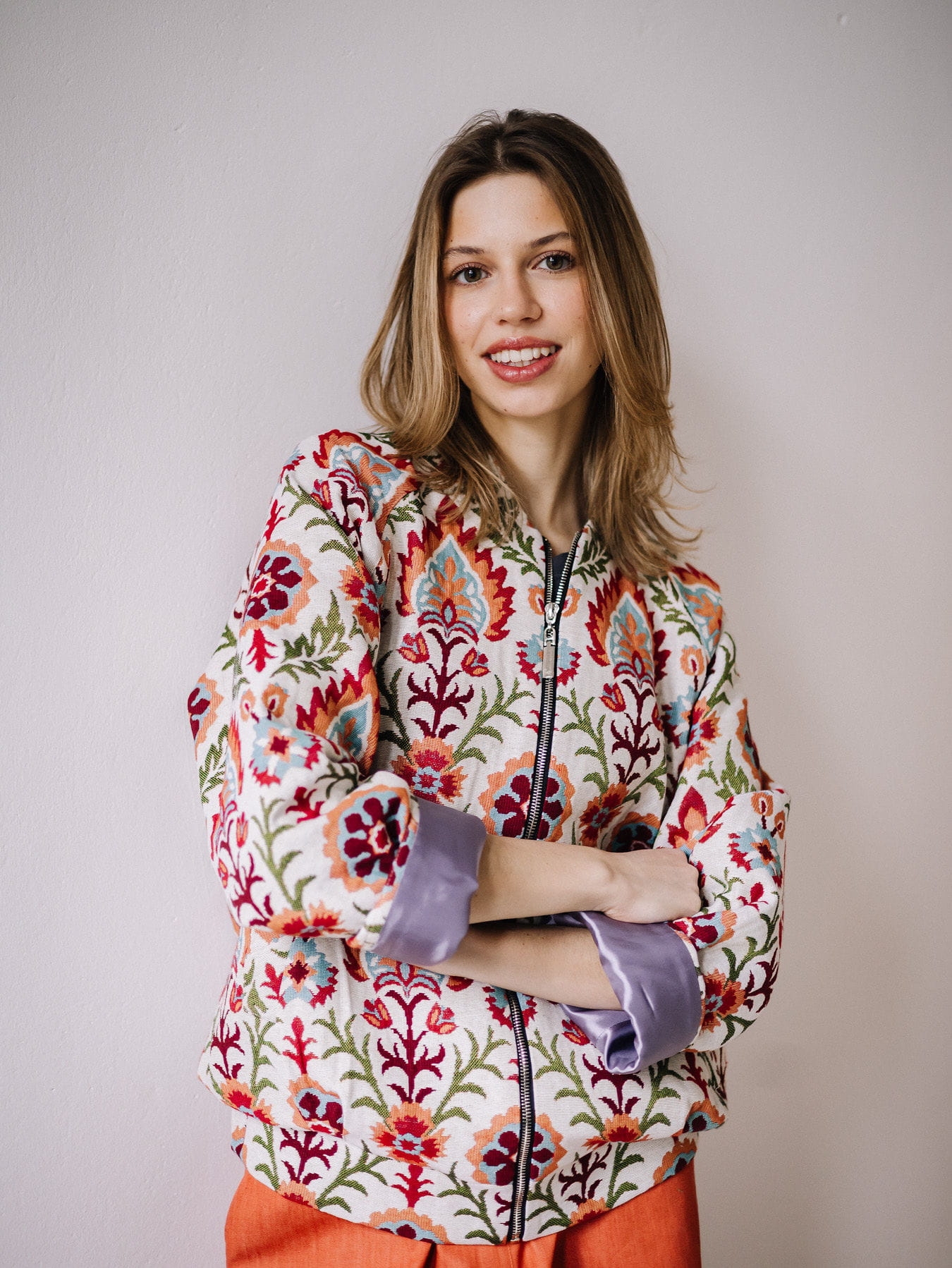 Fiorella Bomber – artystyczna kurtka boho z sygnowanym zamkiem Fio | Pracownia Fio