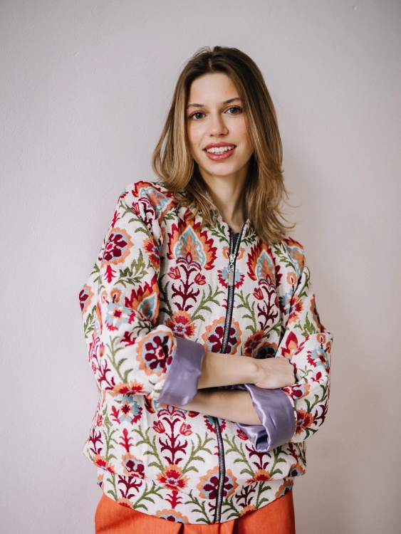 Fiorella Bomber – artystyczna kurtka boho z sygnowanym zamkiem Fio | Pracownia Fio