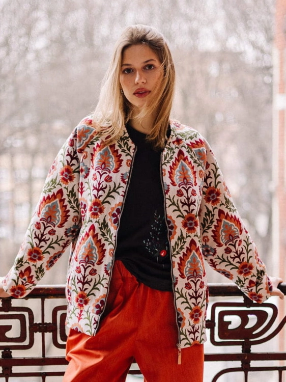 Fiorella Bomber – artystyczna kurtka boho z sygnowanym zamkiem Fio | Pracownia Fio