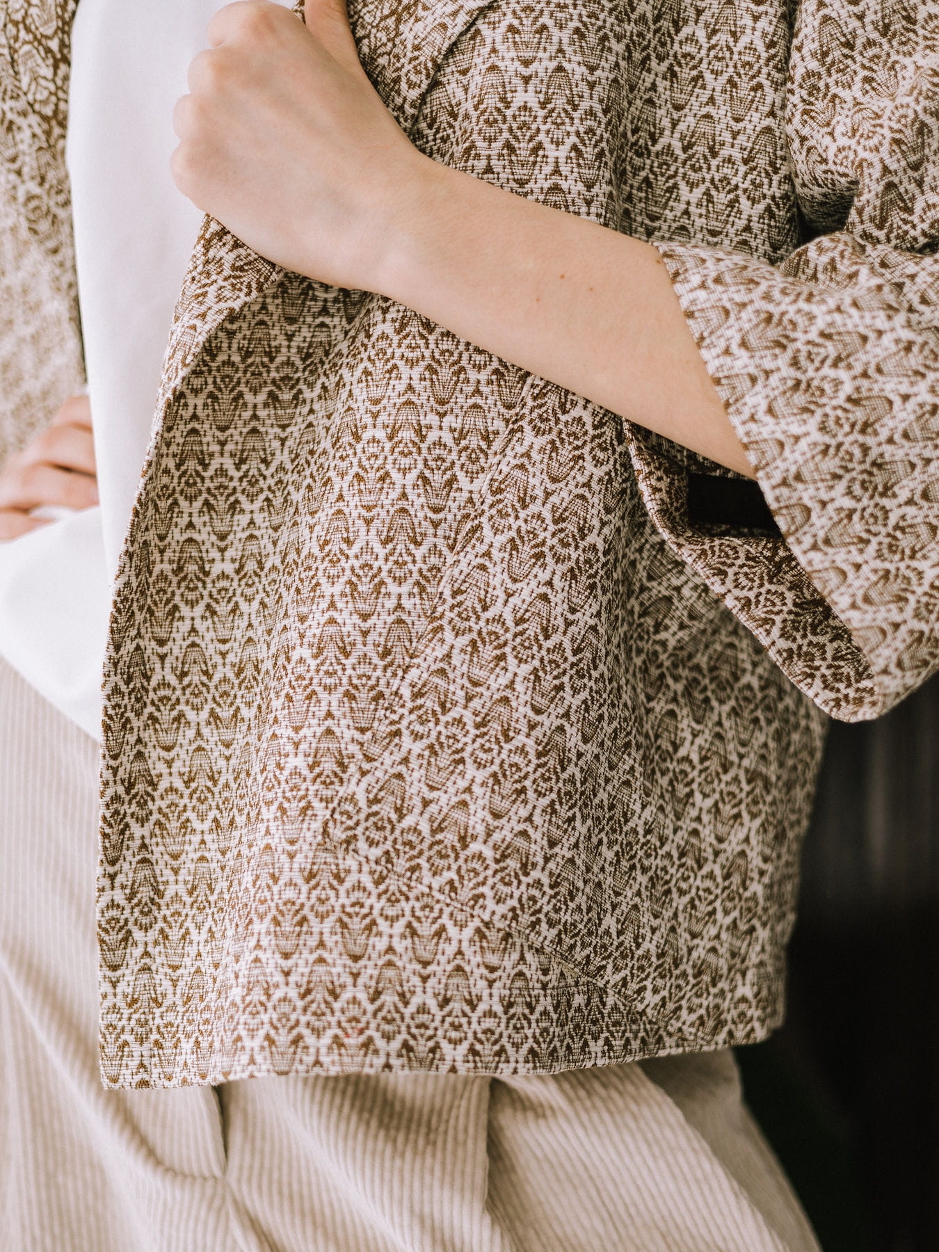 Kimono z gobelinowym wzorem –beż z brązem