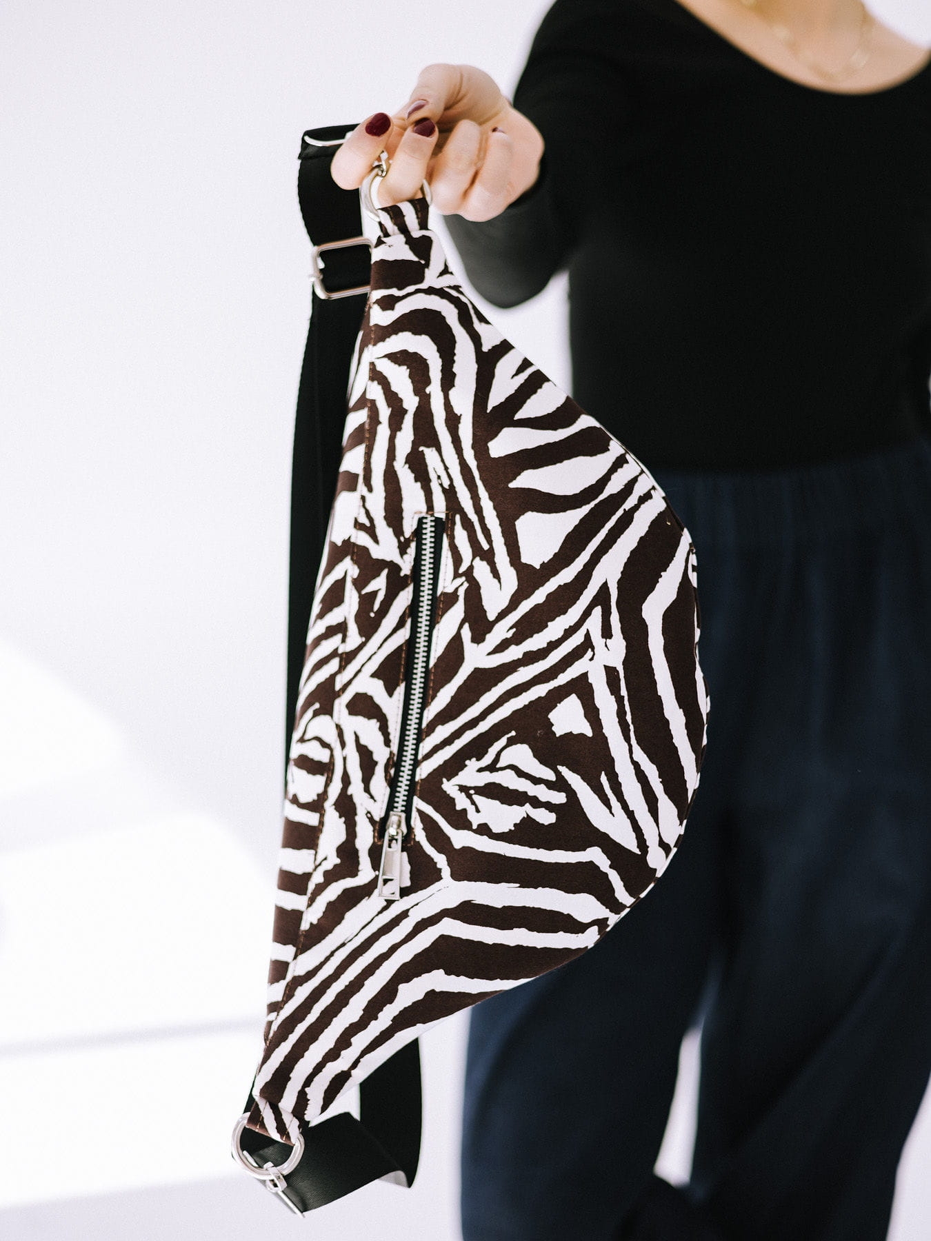 Maxi nerka z motywem zebry – wyrazisty akcent na co dzień