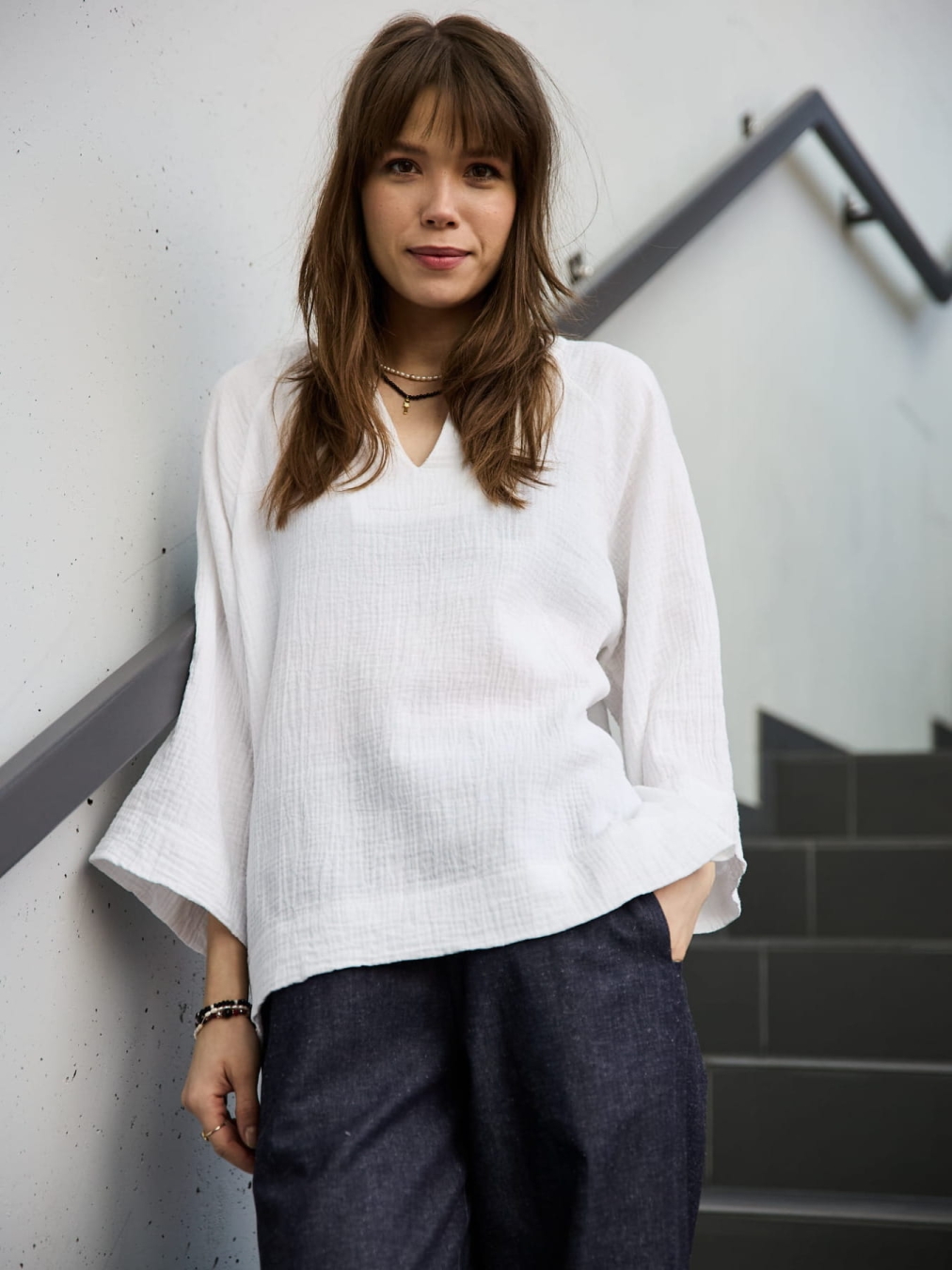 Bluzka "Eleganza Muslin"biała -z Dekoltem V i Szerokimi Rękawami