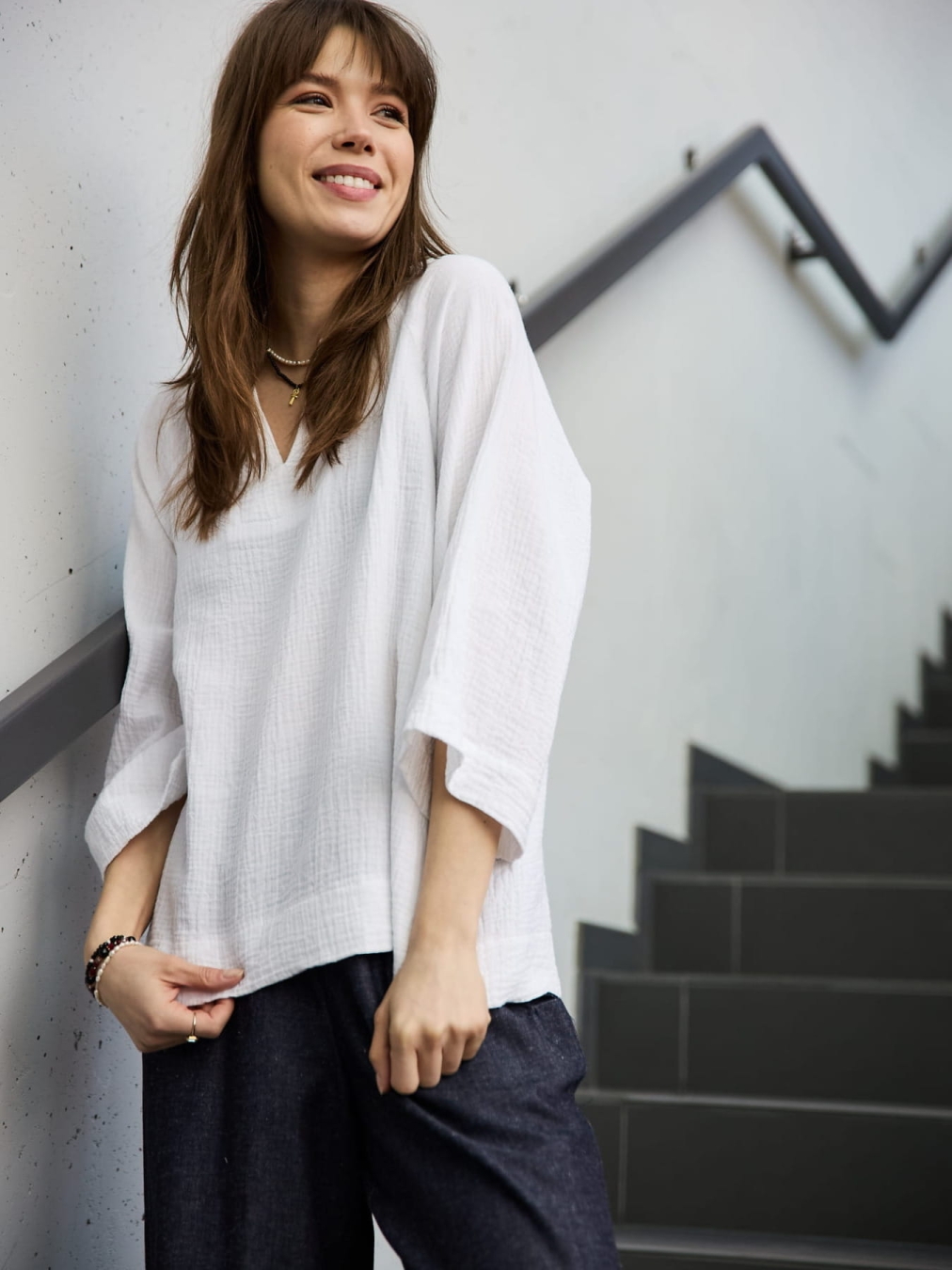 Bluzka "Eleganza Muslin"biała -z Dekoltem V i Szerokimi Rękawami