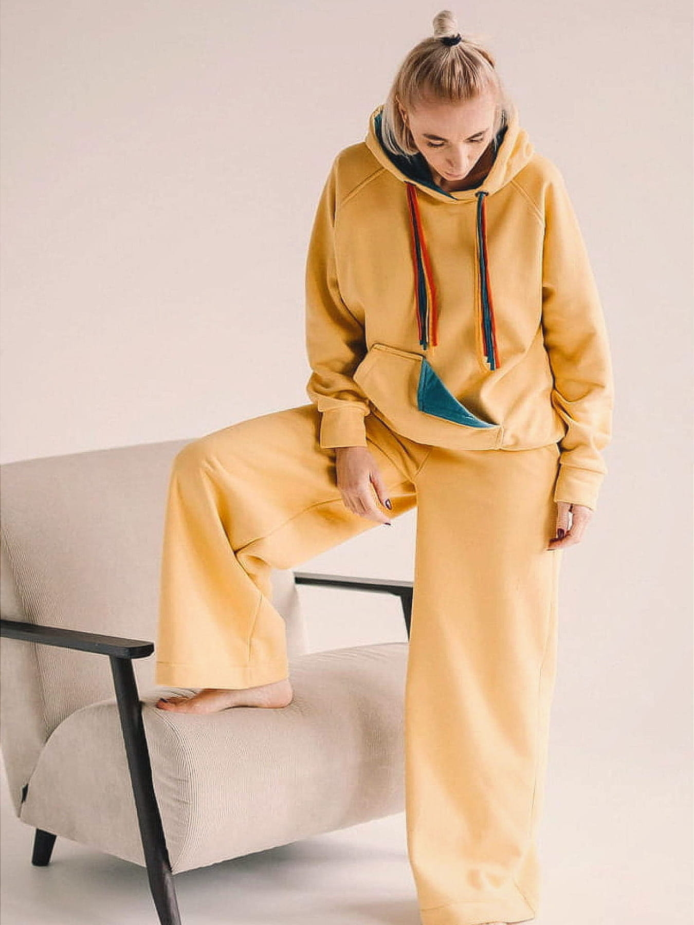 Szerokie spodnie Aurora z dzianiny dresowej z gumką w pasie i kieszeniami, luźny krój