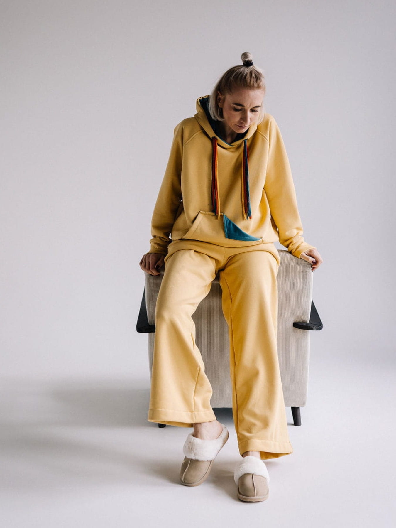 Szerokie spodnie Aurora z dzianiny dresowej z gumką w pasie i kieszeniami, luźny krój