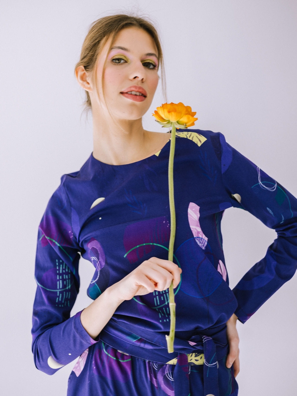 Bluzka z wiskozy z elastanem- Cosmos – klasyczny longsleeve