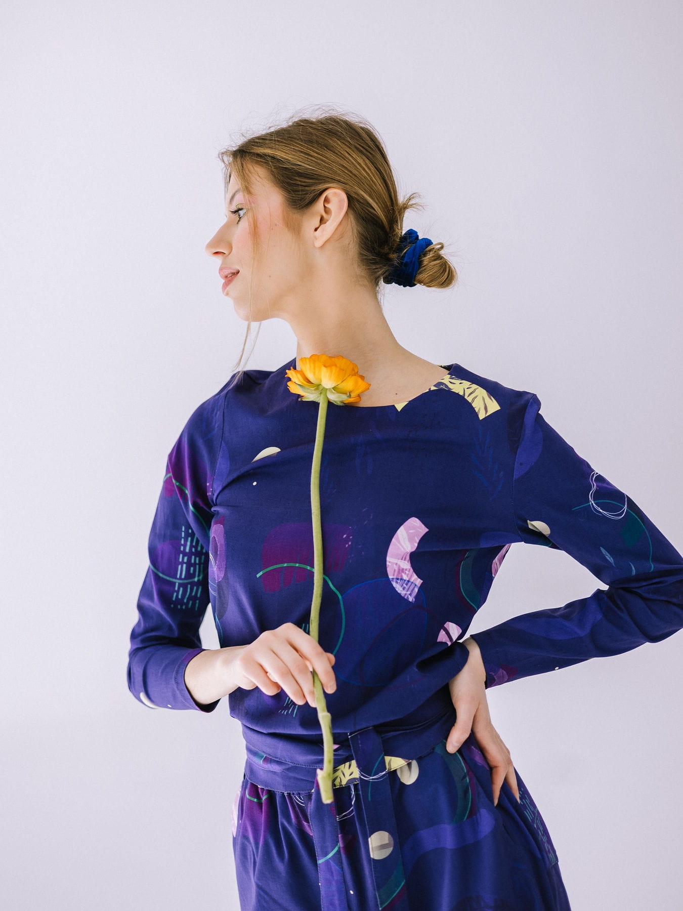 Bluzka z wiskozy z elastanem- Cosmos – klasyczny longsleeve