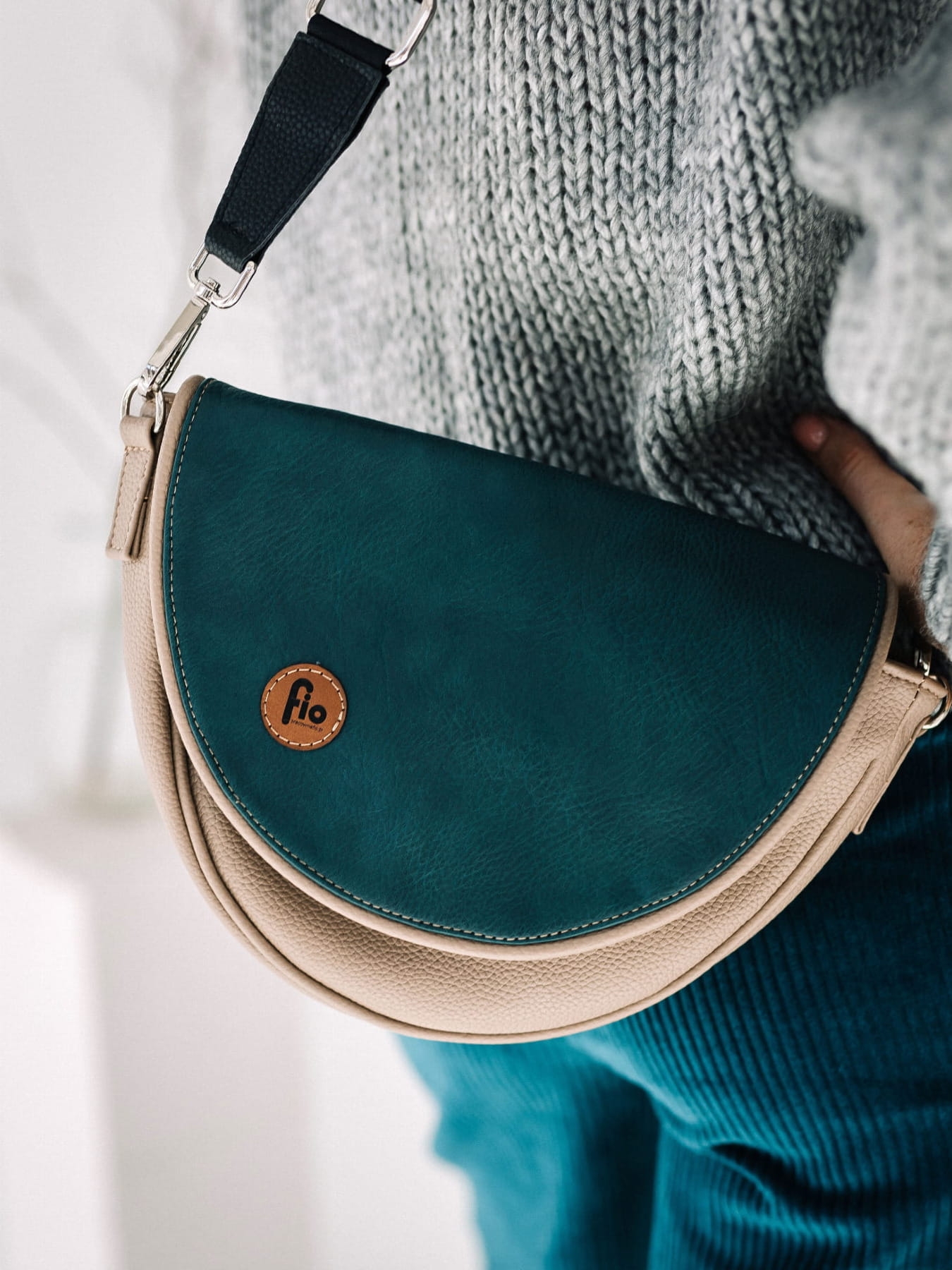 Torebka Listonoszka Bezowy Półksiężyc z Zieloną Klapką