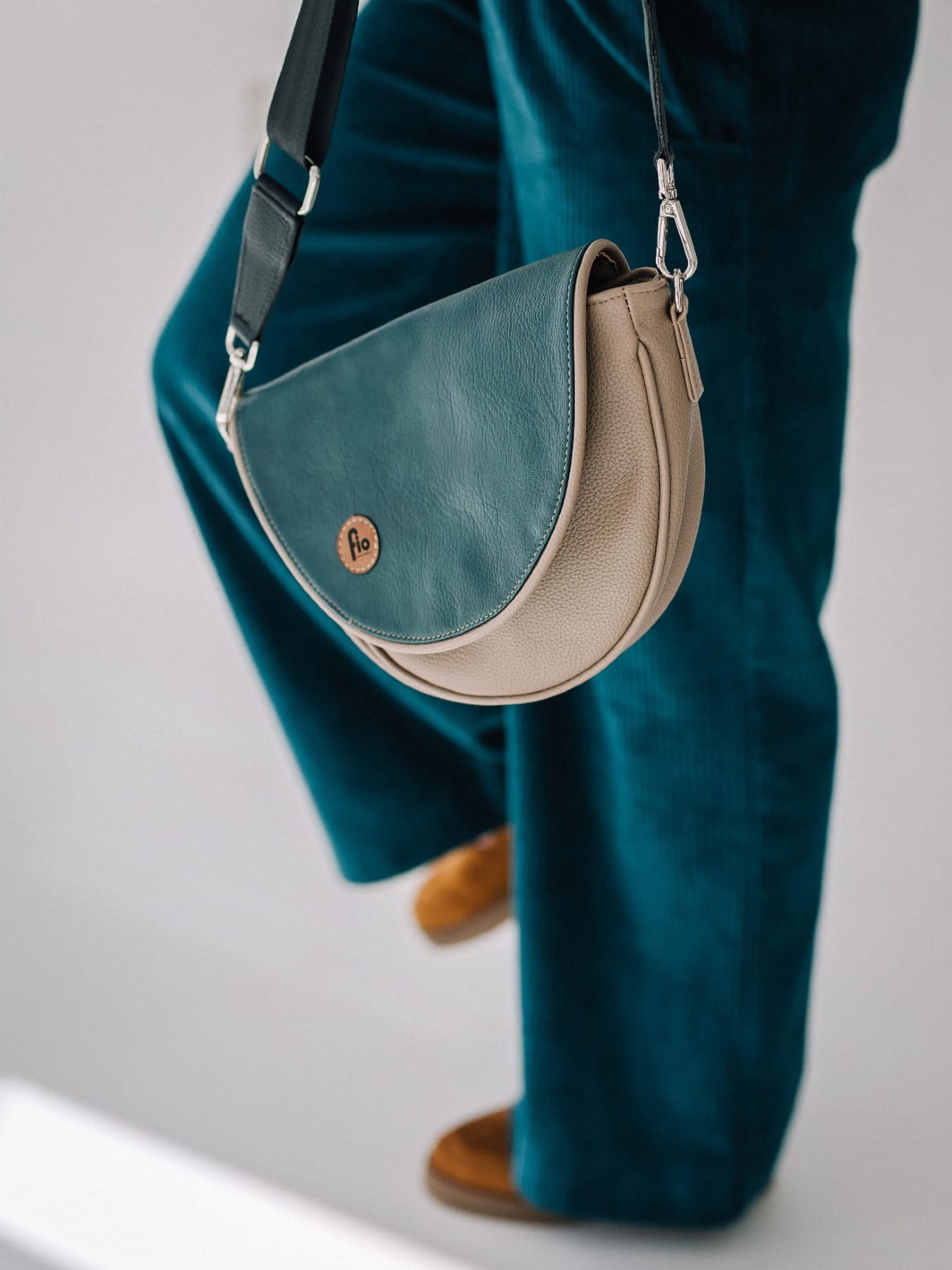 Torebka Listonoszka Bezowy Półksiężyc z Zieloną Klapką