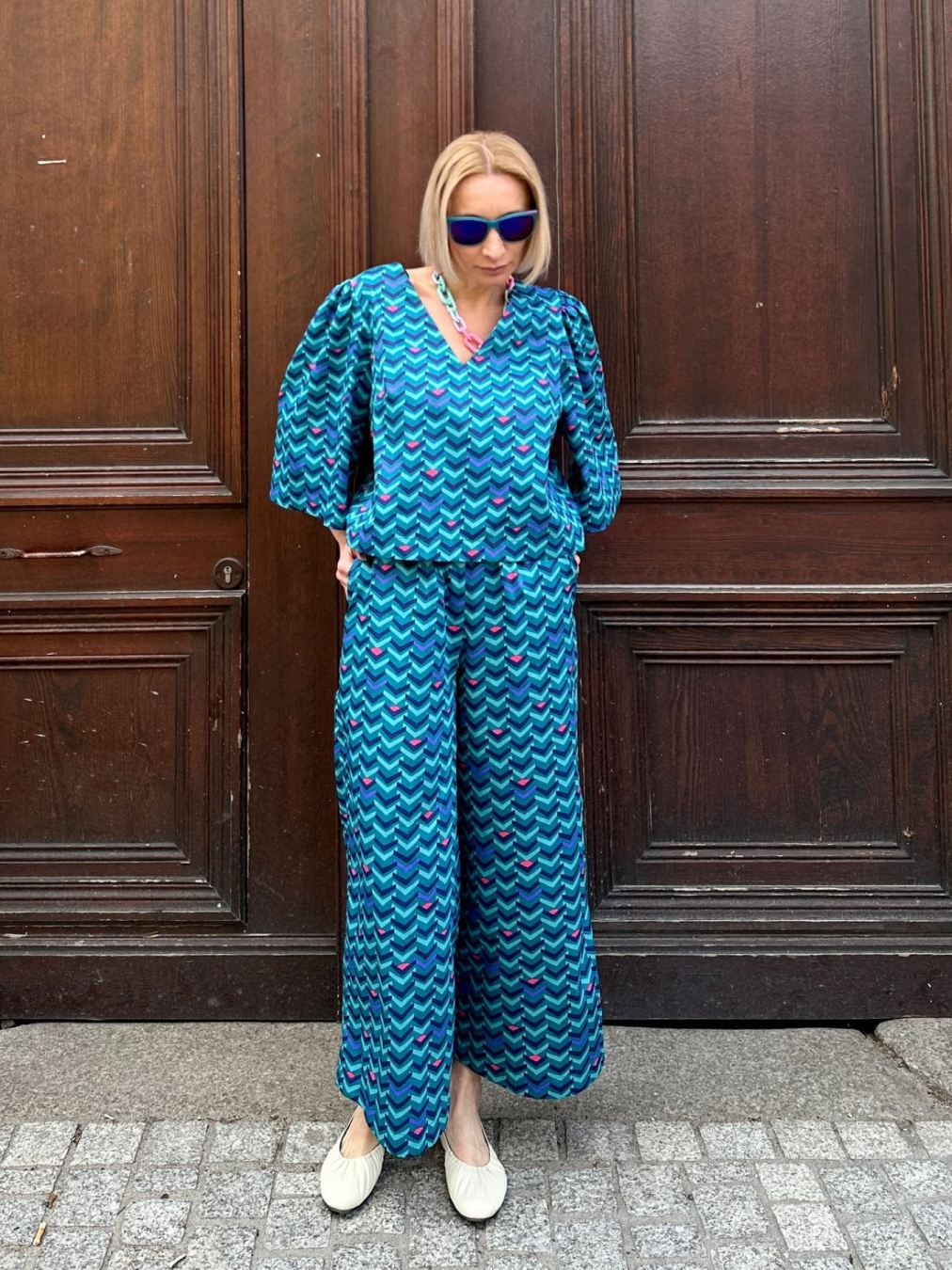 Kuloty bawełniane Primavera w niebiesko-turkusowy wzór, długość 3/4, luźny krój, boczne kieszenie, kobieta 170 cm wzrostu w rozmiarze S, styl casual, Pracownia Fio