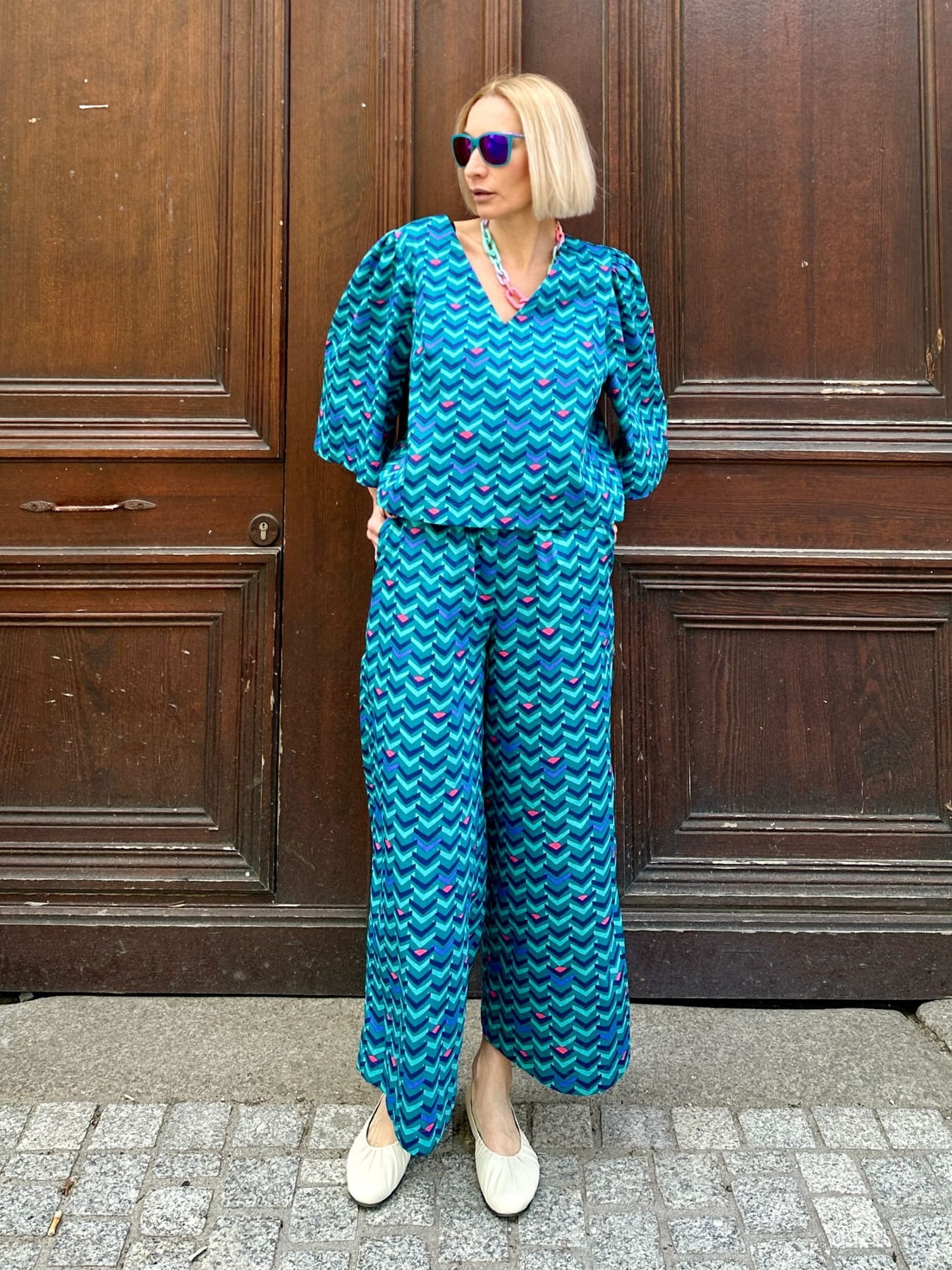 Kuloty bawełniane Primavera w niebiesko-turkusowy wzór, długość 3/4, luźny krój, boczne kieszenie, kobieta 170 cm wzrostu w rozmiarze S, styl casual, Pracownia Fio