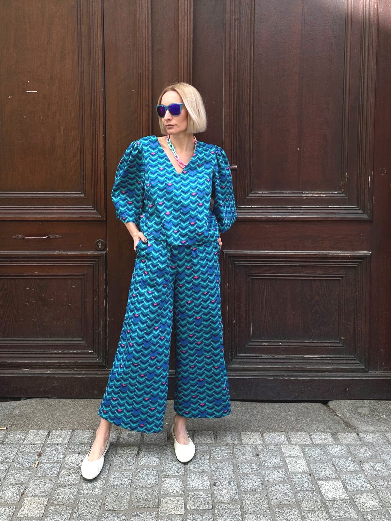 Kuloty bawełniane Primavera w niebiesko-turkusowy wzór, długość 3/4, luźny krój, boczne kieszenie, kobieta 170 cm wzrostu w rozmiarze S, styl casual, Pracownia Fio